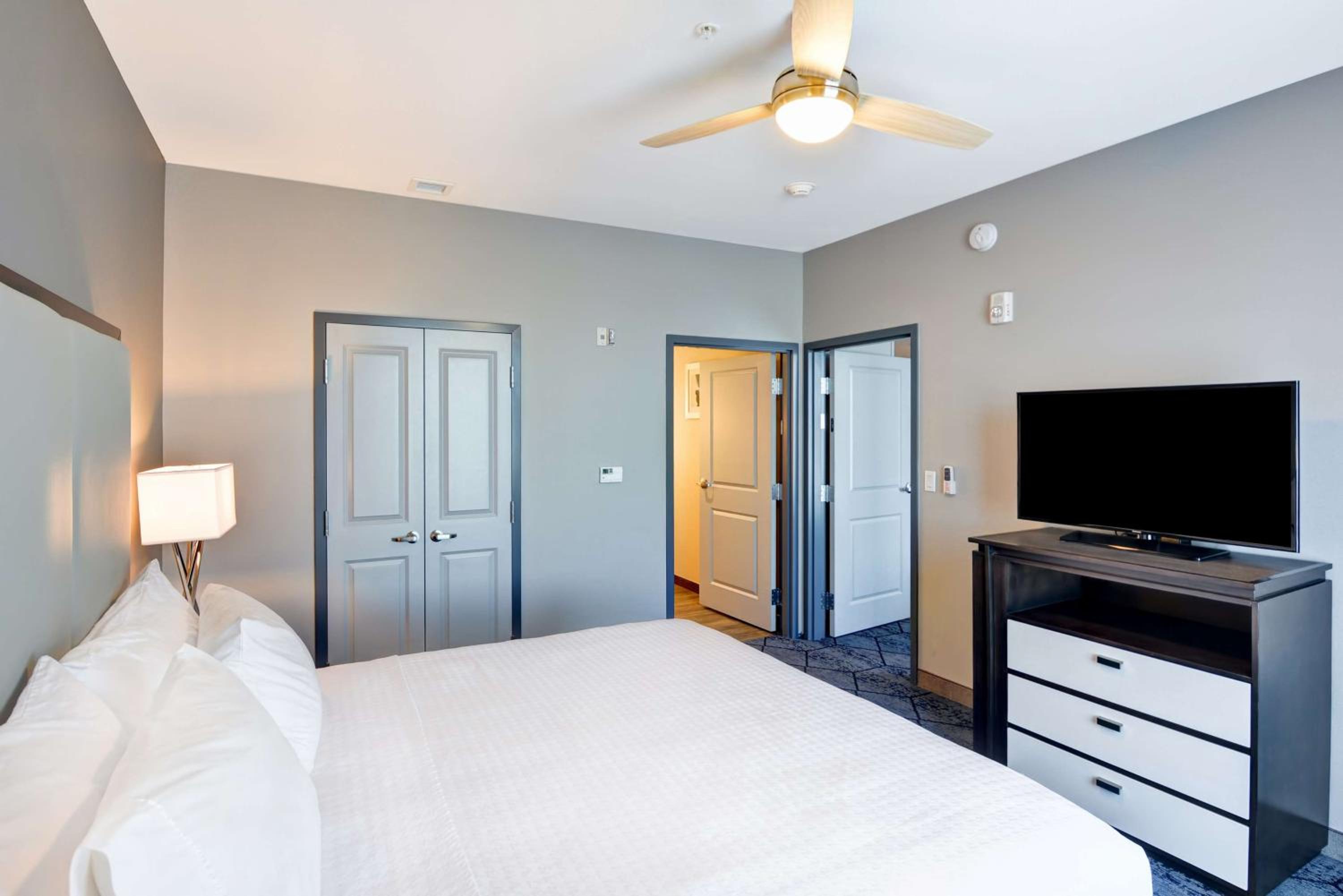 One-Bedroom King Suite - Non-Smoking photo 1