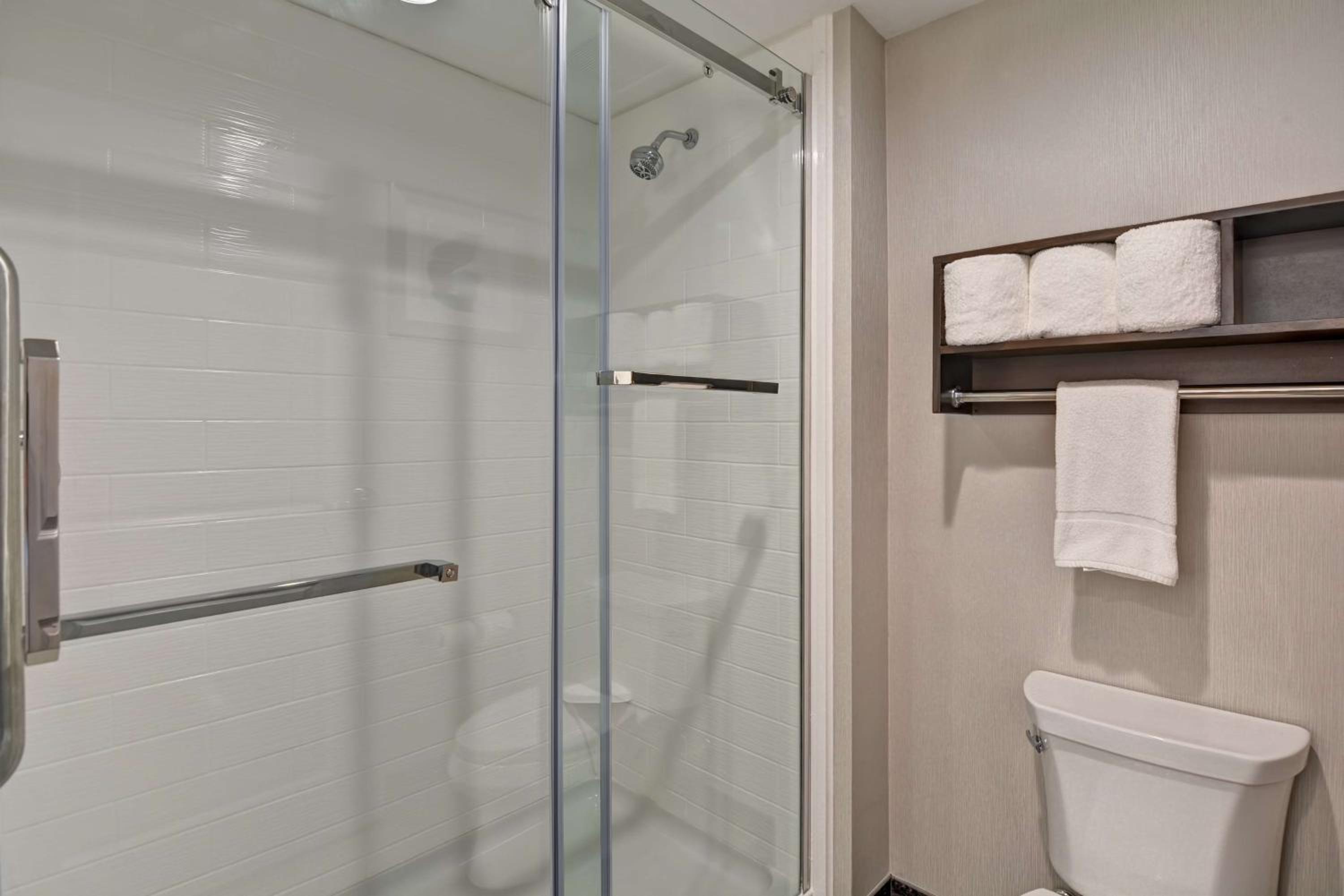 One-Bedroom Queen Suite with Two Queen Beds - Non-Smoking photo 2