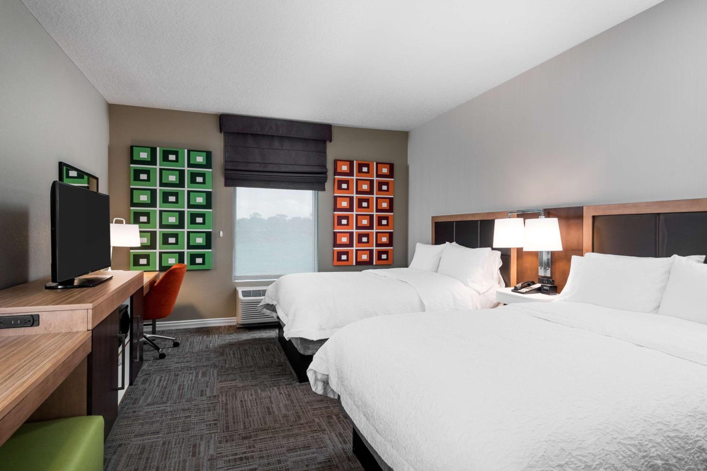 Queen Room with Two Queen Beds - Non-Smoking photo 3