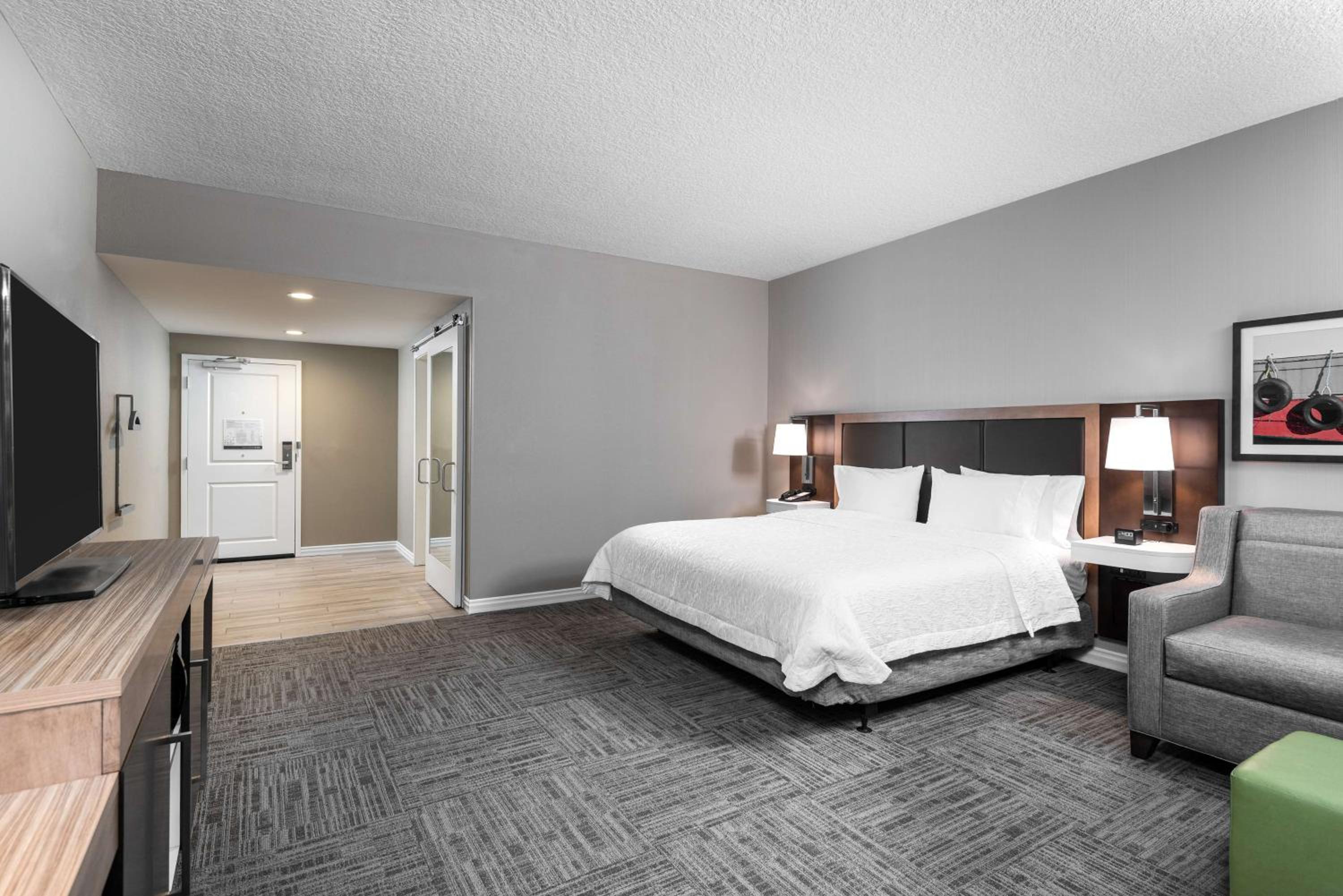 King Room with Roll-In Shower - Mobility Access/Non-Smoking photo 2