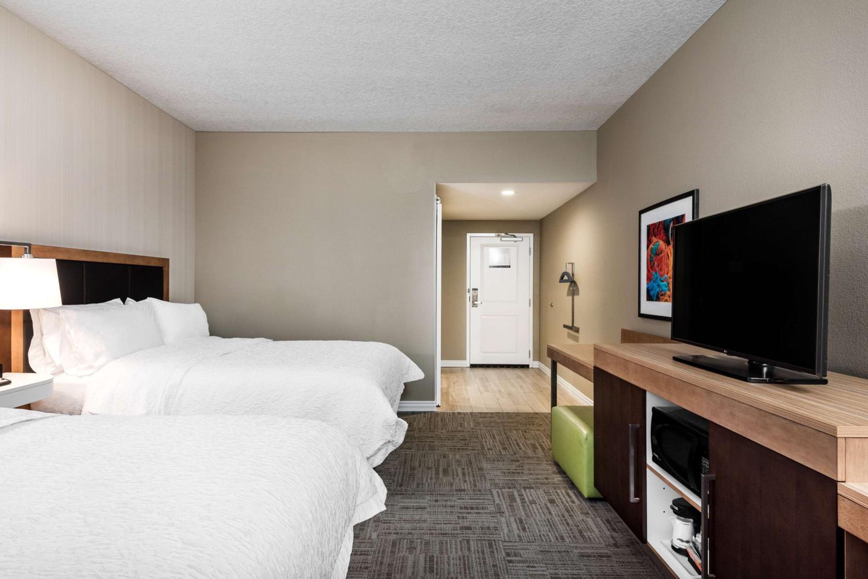 Queen Room with Two Queen Beds - Non-Smoking photo 2