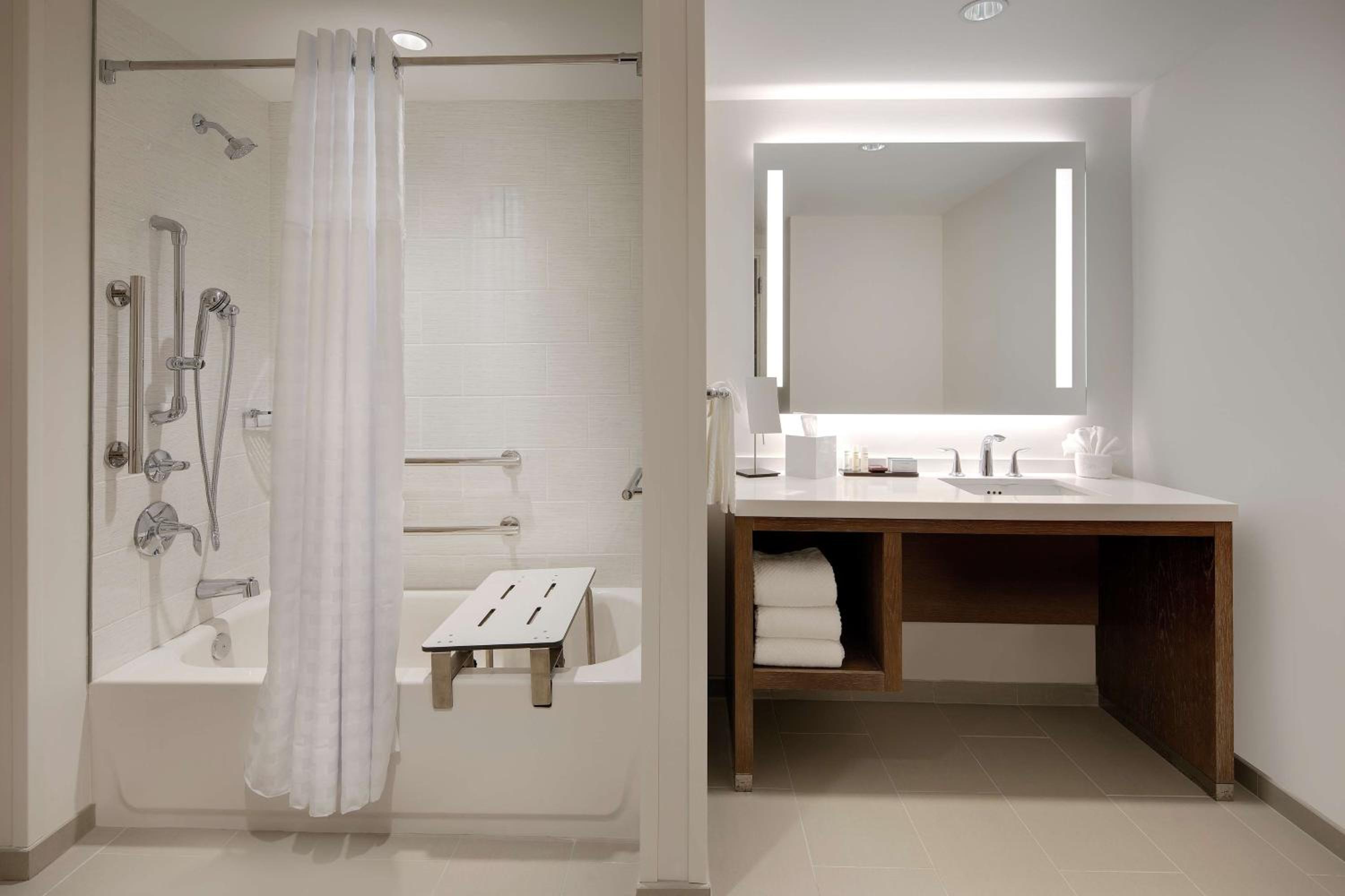 King Suite with Accessible Tub - Mobility Access - Photo 4