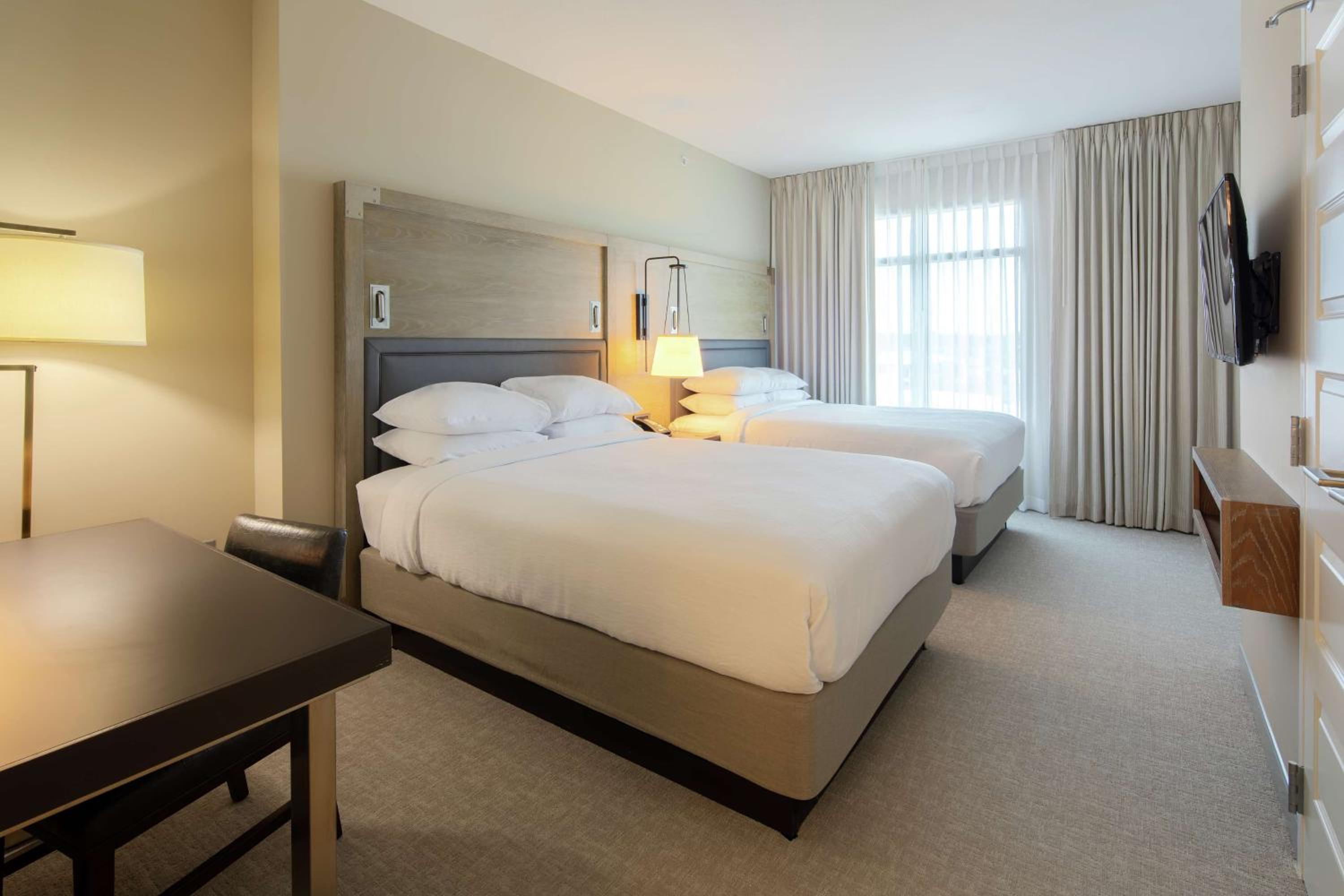 Two-Room Queen Suite with Two Queen Beds - Photo 4