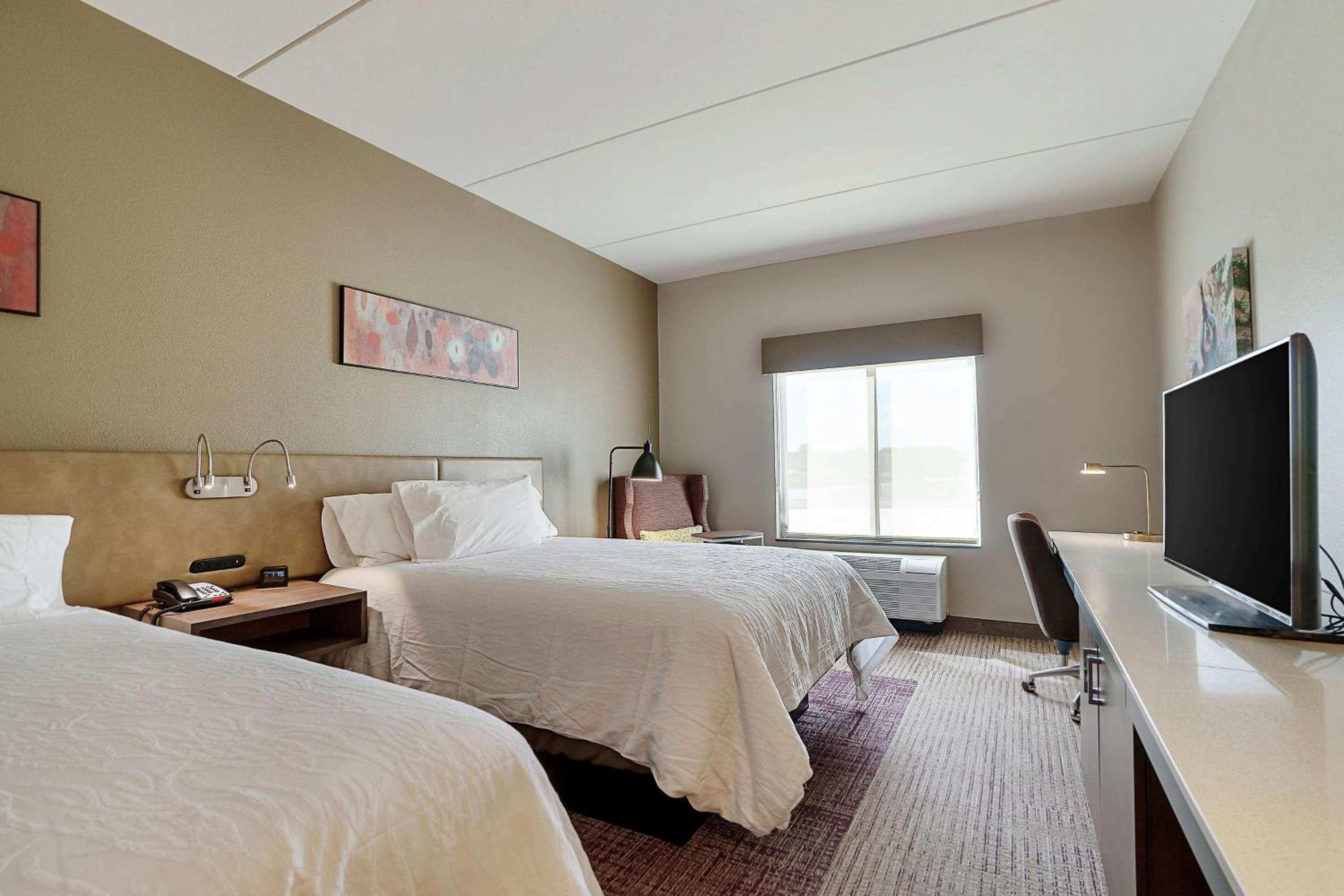 Queen Room with Two Queen Beds photo 2