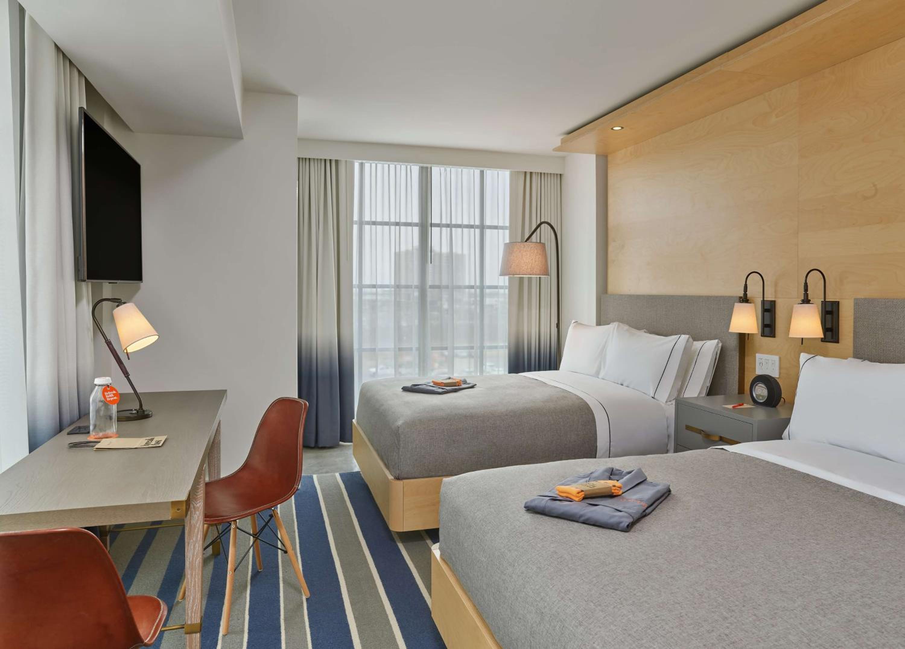 Premium Corner Queen Room with City View