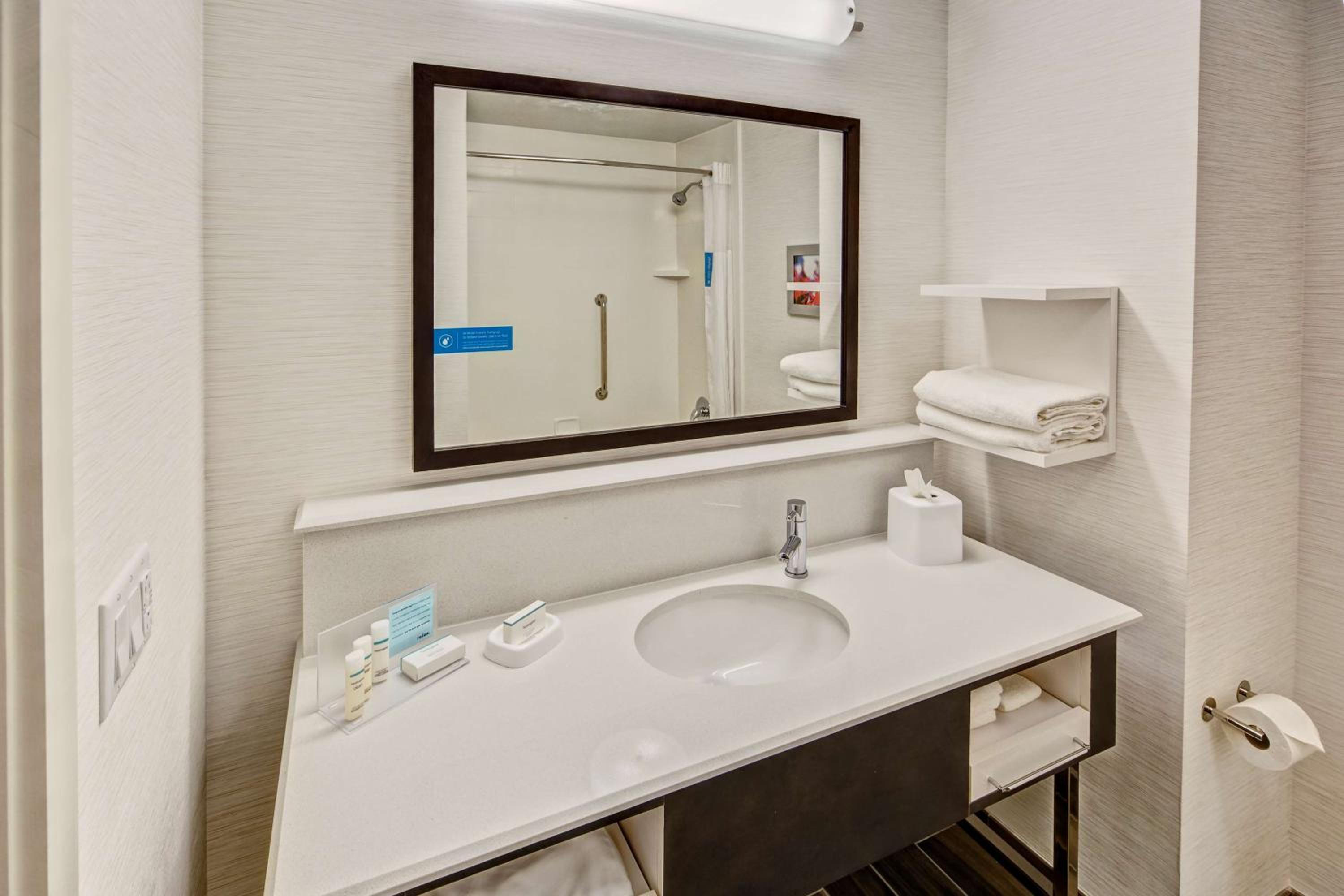 Queen Room with Two Queen Beds - Hearing Access/Non-Smoking photo 3