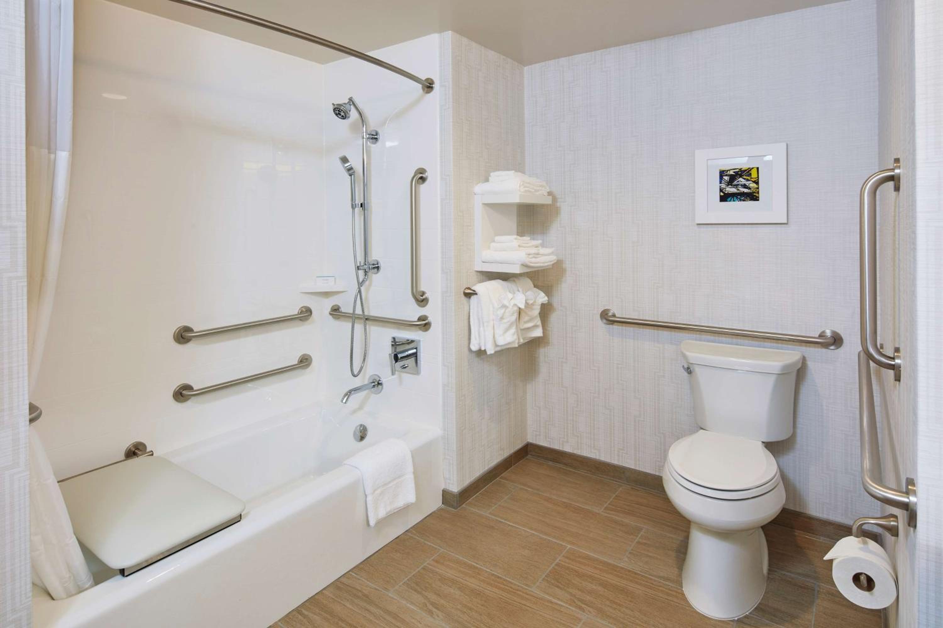King Room with Accessible Tub - Mobility and Hearing Access/Non-Smoking photo 3