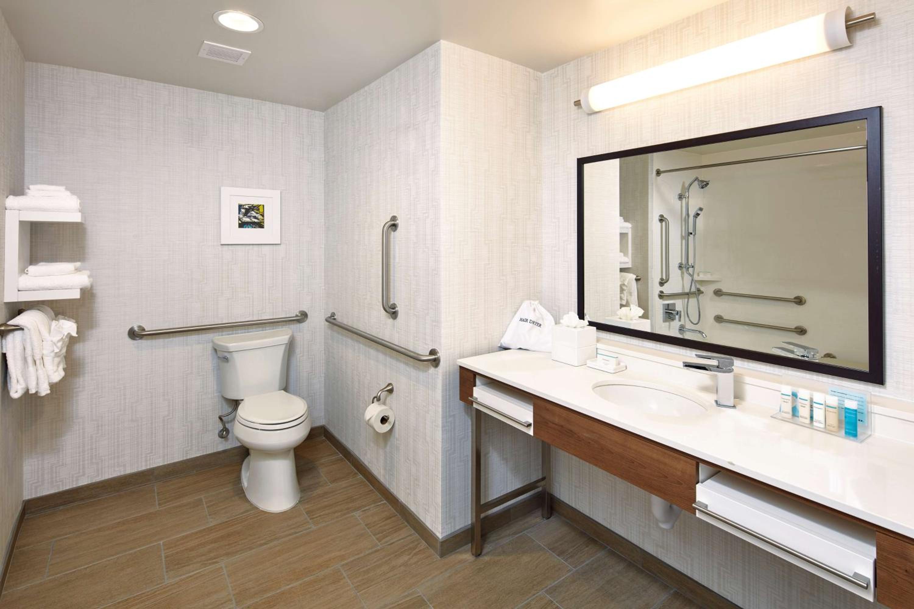 King Room with Accessible Tub - Mobility and Hearing Access/Non-Smoking photo 2