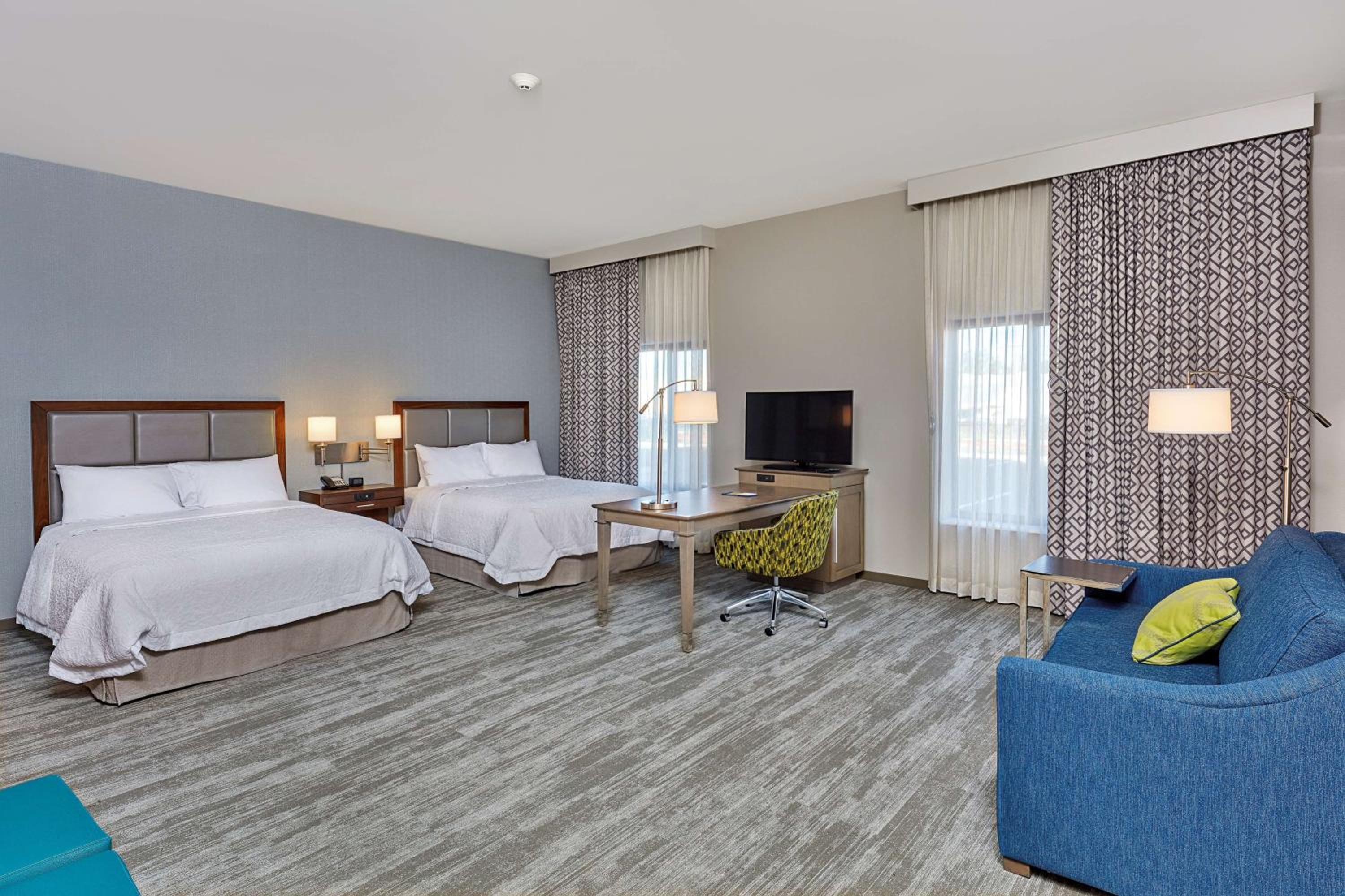Queen Studio Suite with Two Queen Beds - Non-Smoking photo 2