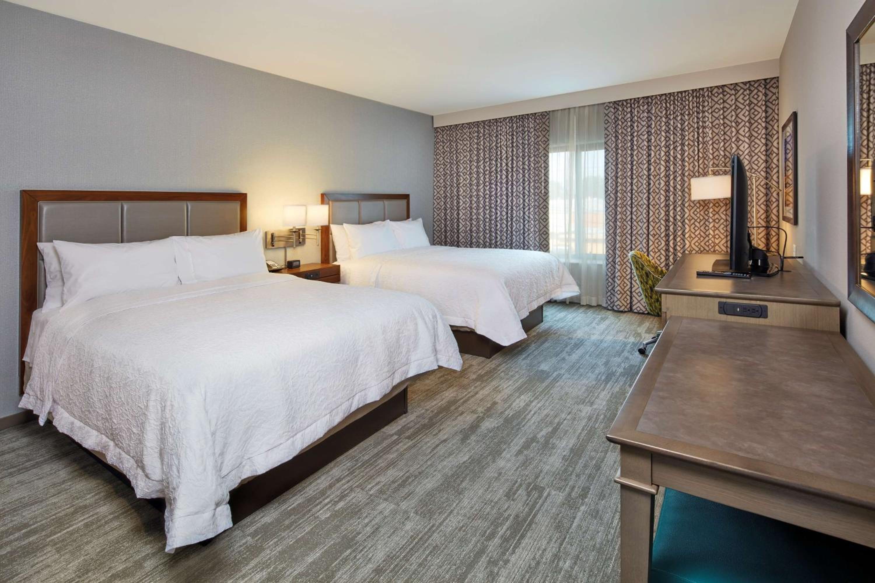 Queen Room with Two Queen Beds - Non-Smoking photo 3
