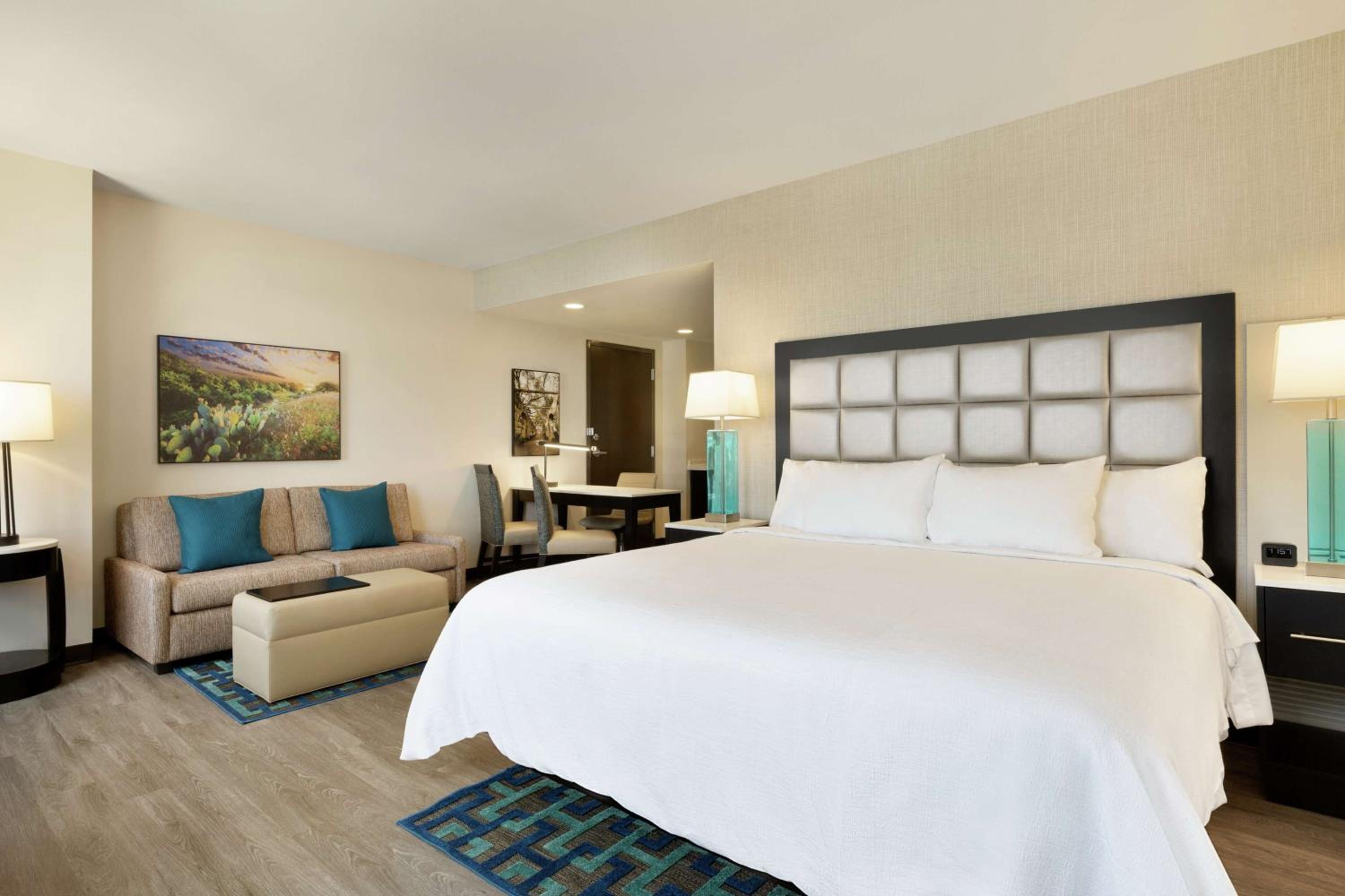 Suite, 1 King Bed, Accessible (Mobility & Hearing, 1 Room)
