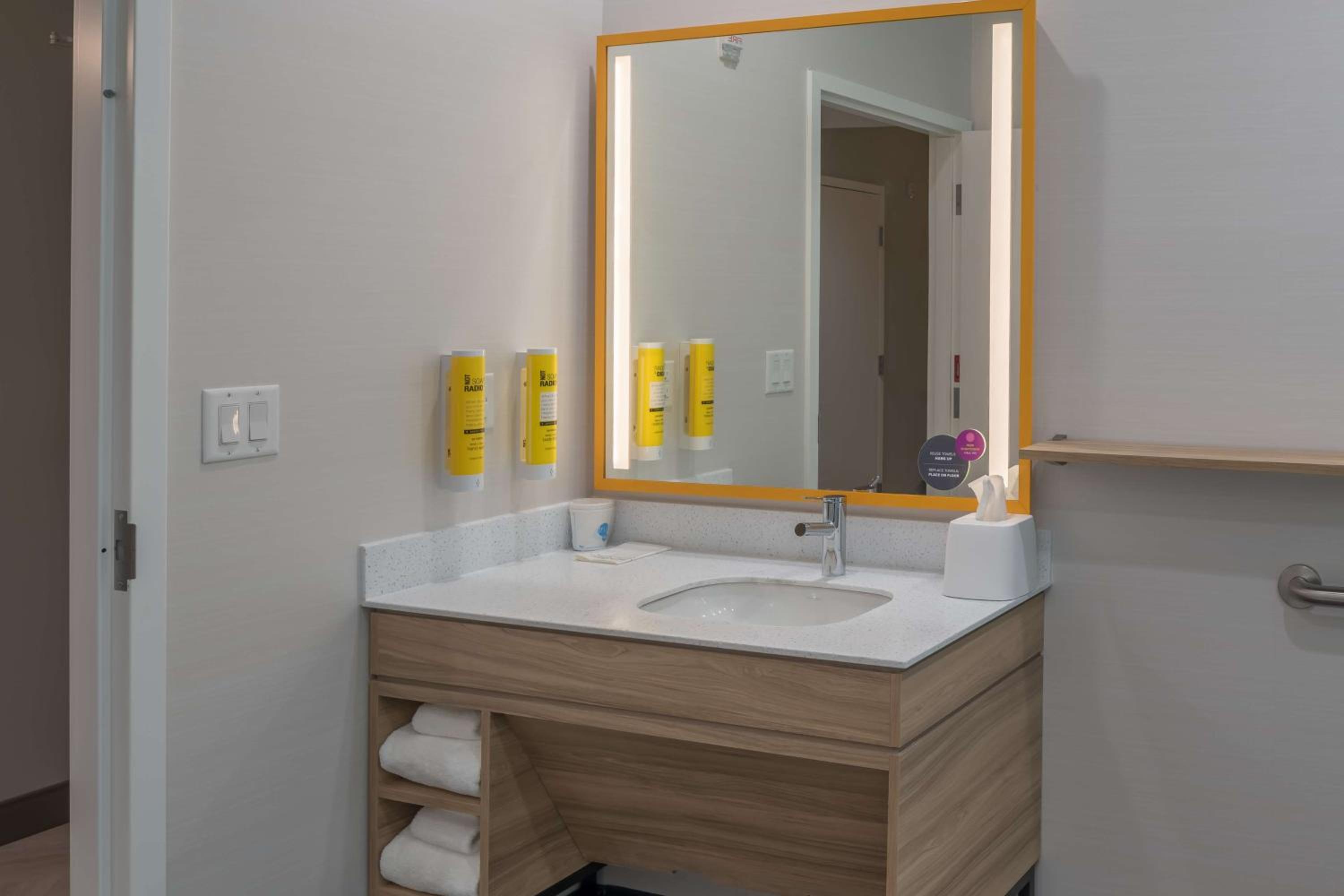 King Room with Roll-In Shower - Mobility and Hearing Access photo 3