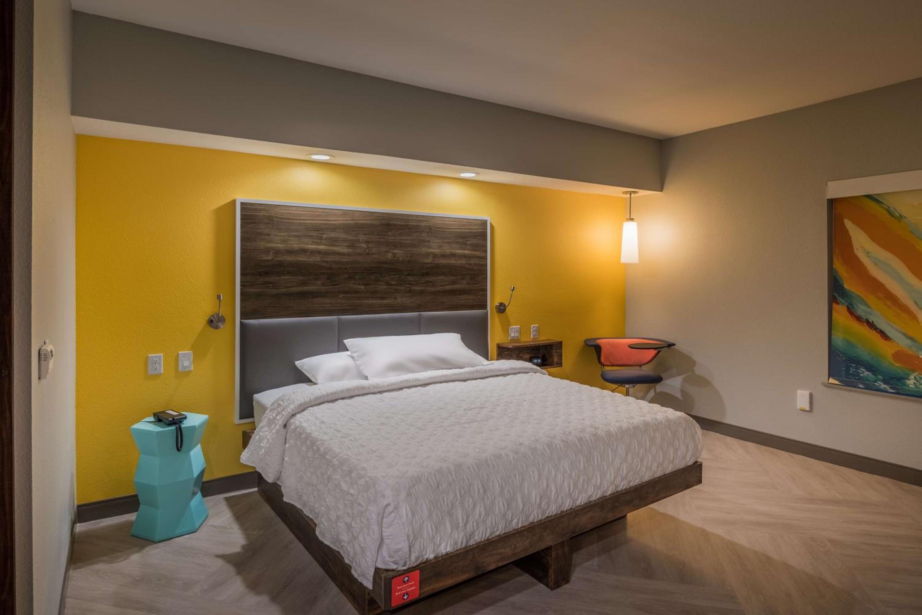 King Room with Roll-In Shower - Mobility and Hearing Access photo 2