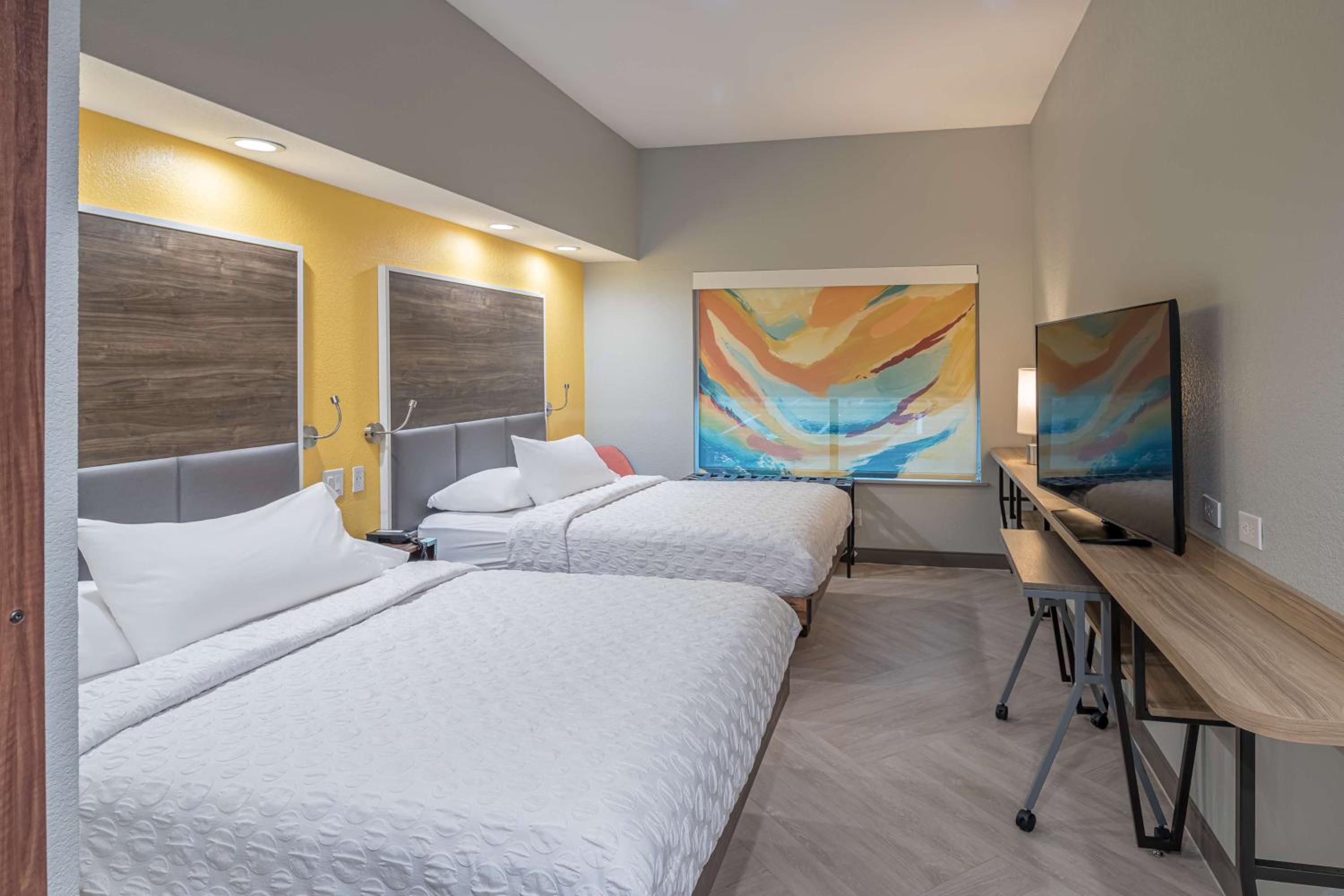 Queen Room with Two Queen Beds photo 2