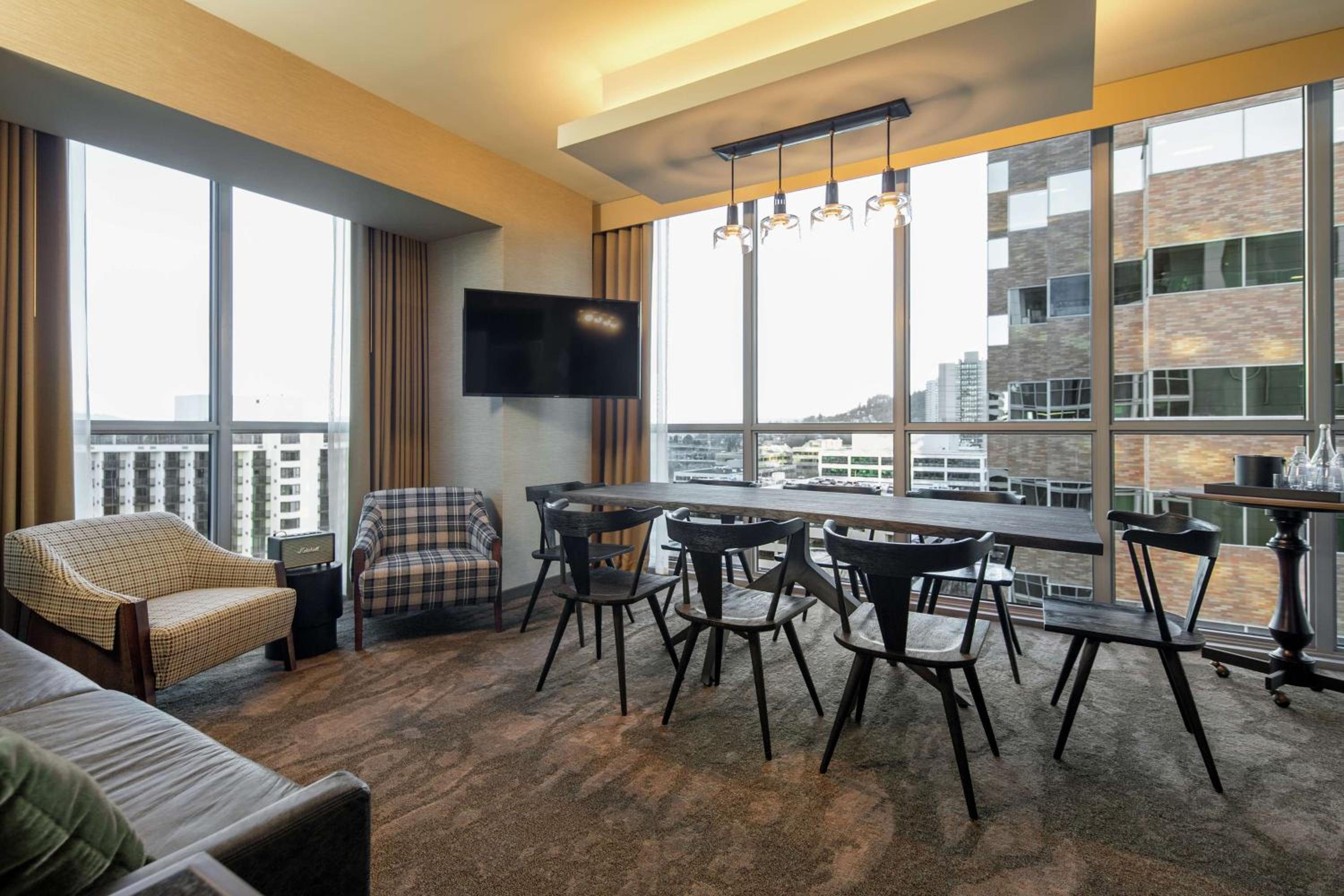 Deluxe King Suite with City View