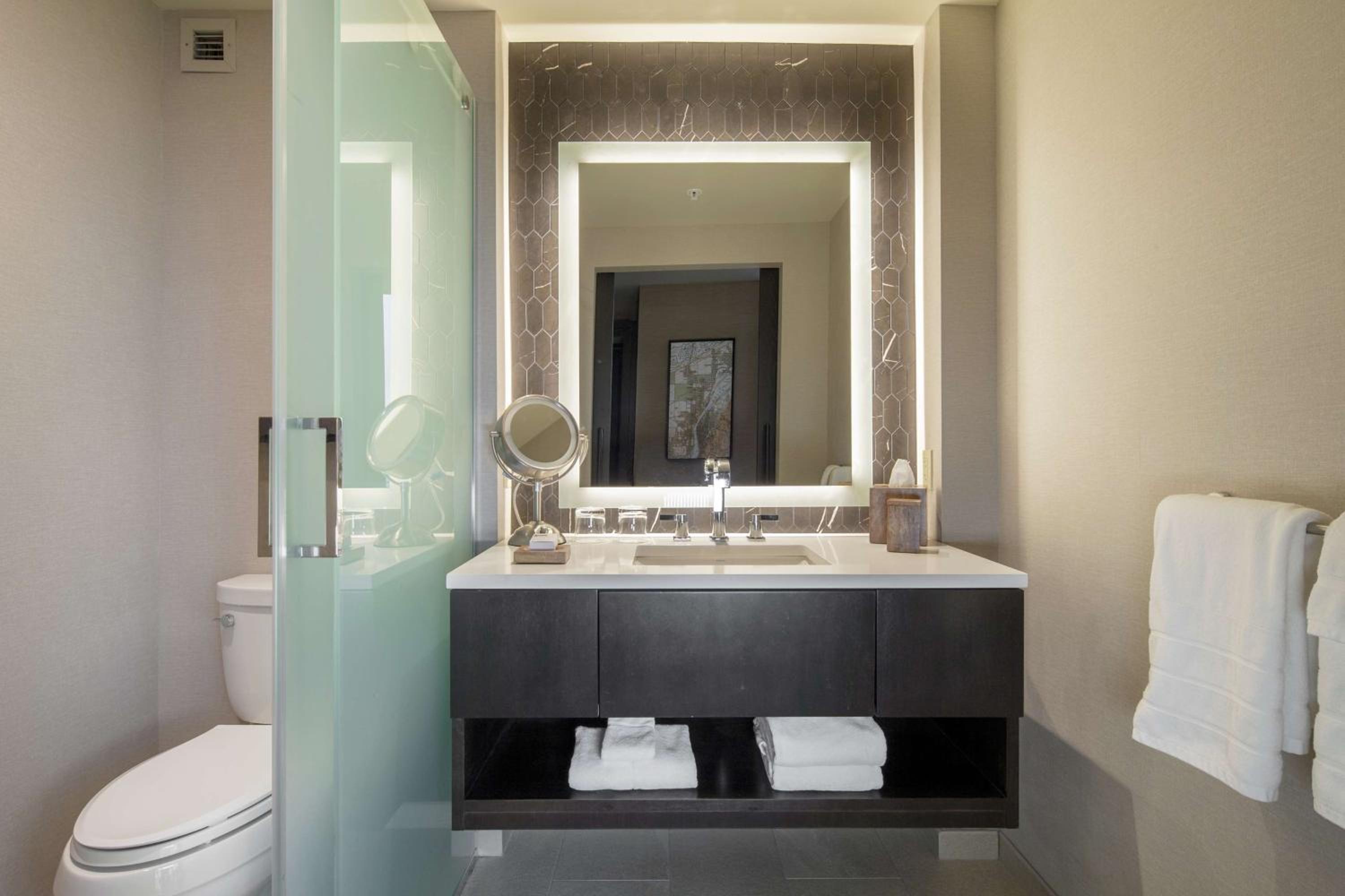 Deluxe King Suite with City View thumbnail 5