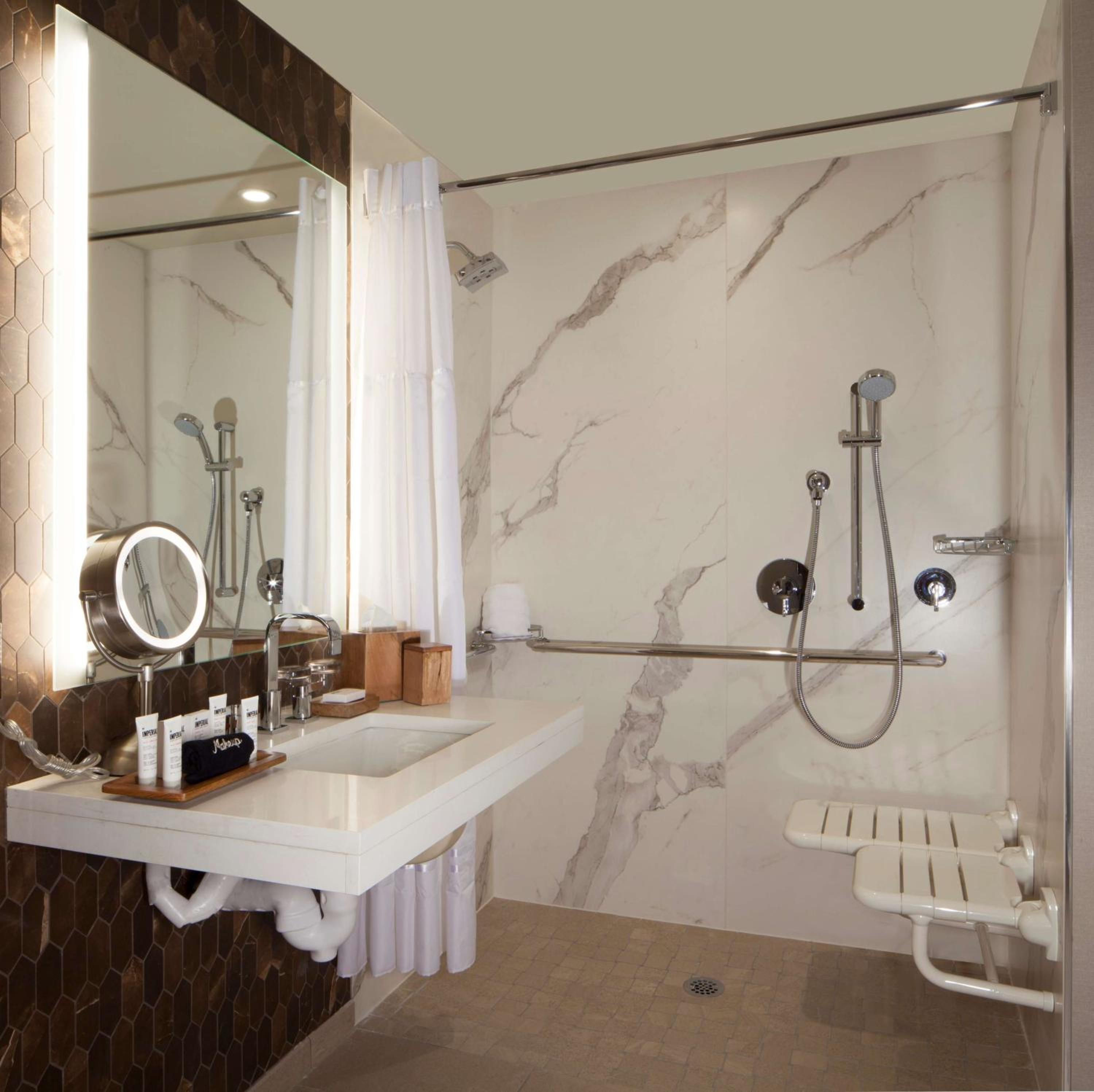 King Room with City View - Mobility/Hearing Accessible thumbnail 6