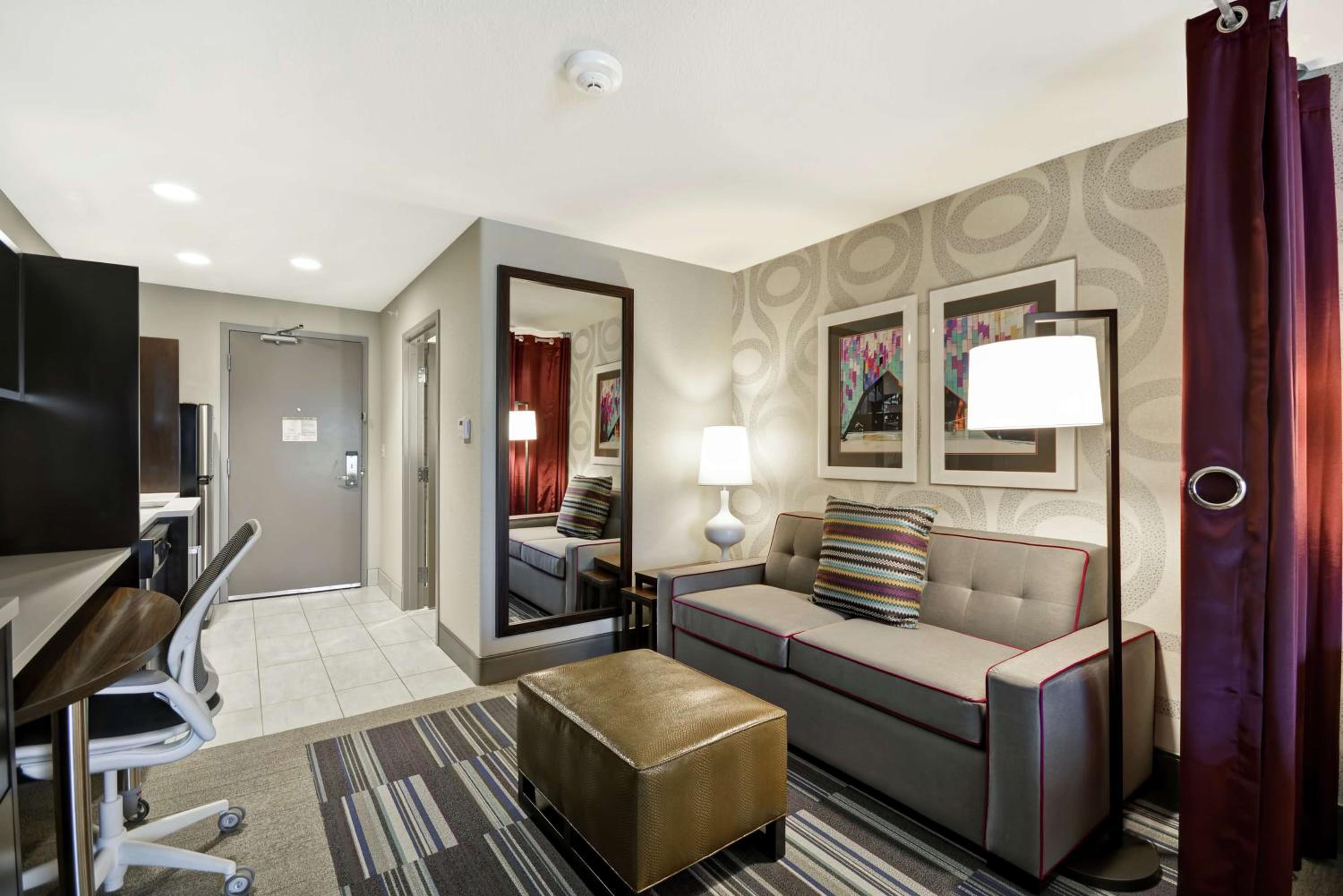 King Suite with Roll-In Shower - Non Smoking photo 2