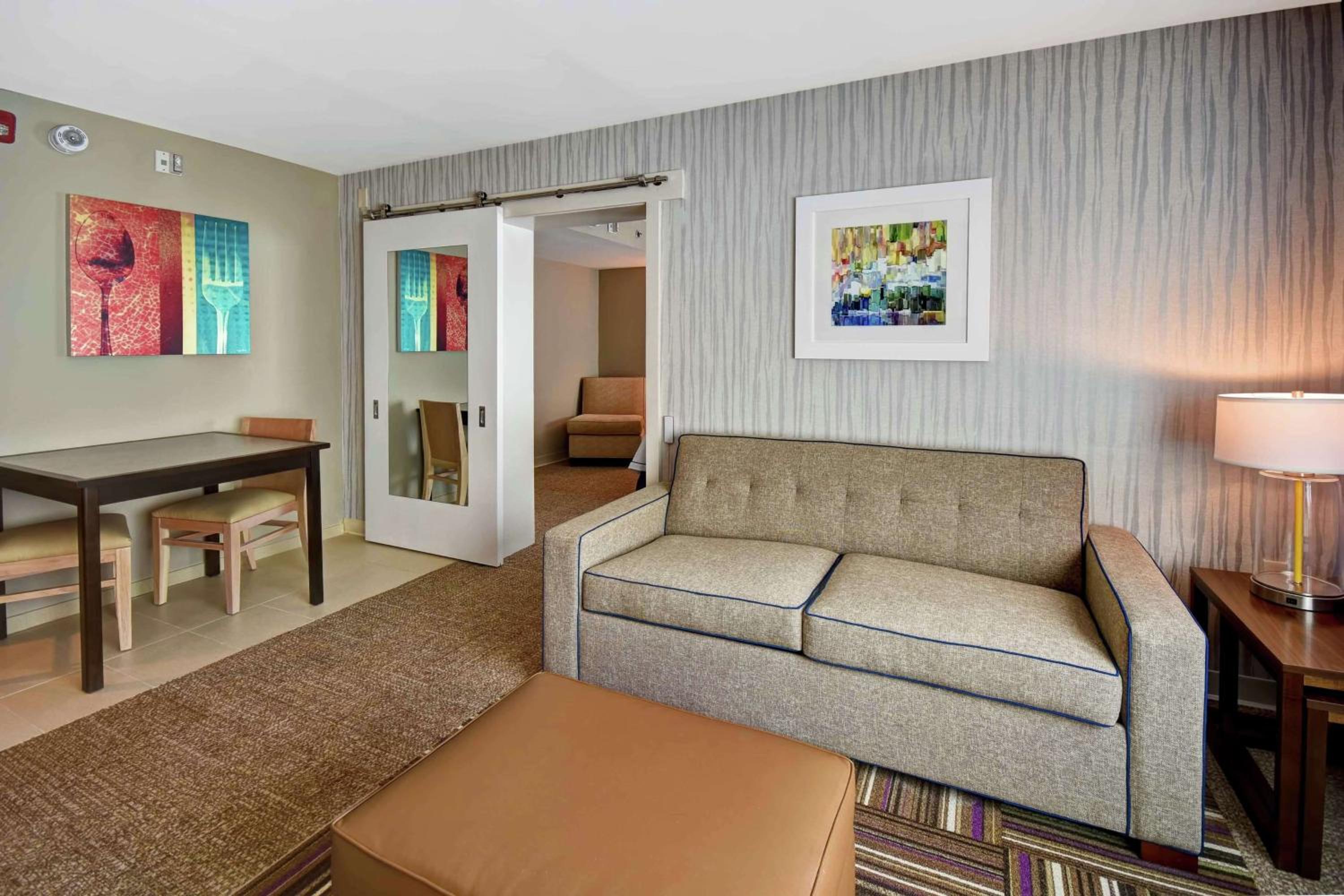 Queen Suite with Bath Tub - Mobility Access/Non-Smoking photo 1