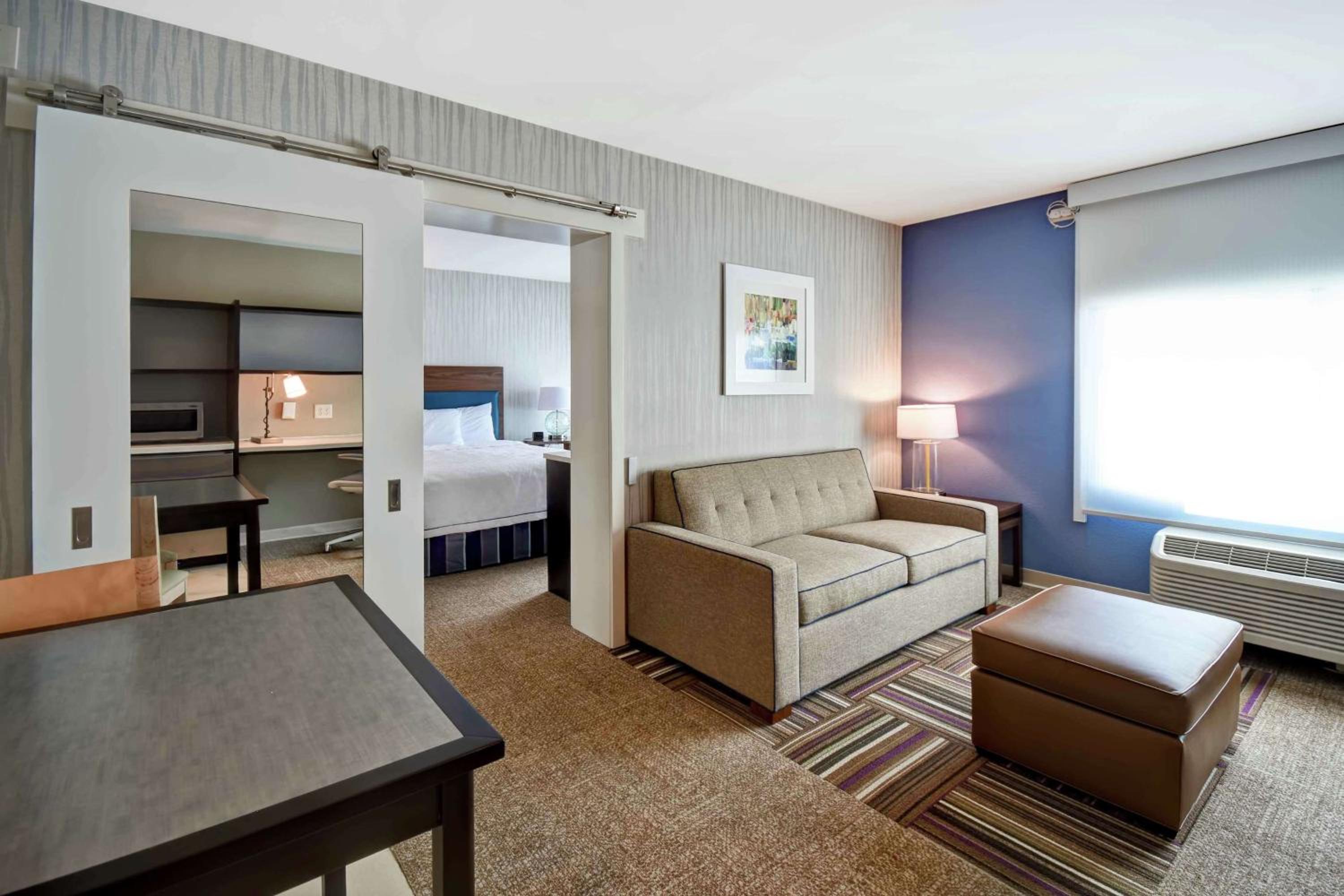 Queen Suite with Bath Tub - Mobility Access/Non-Smoking photo 2