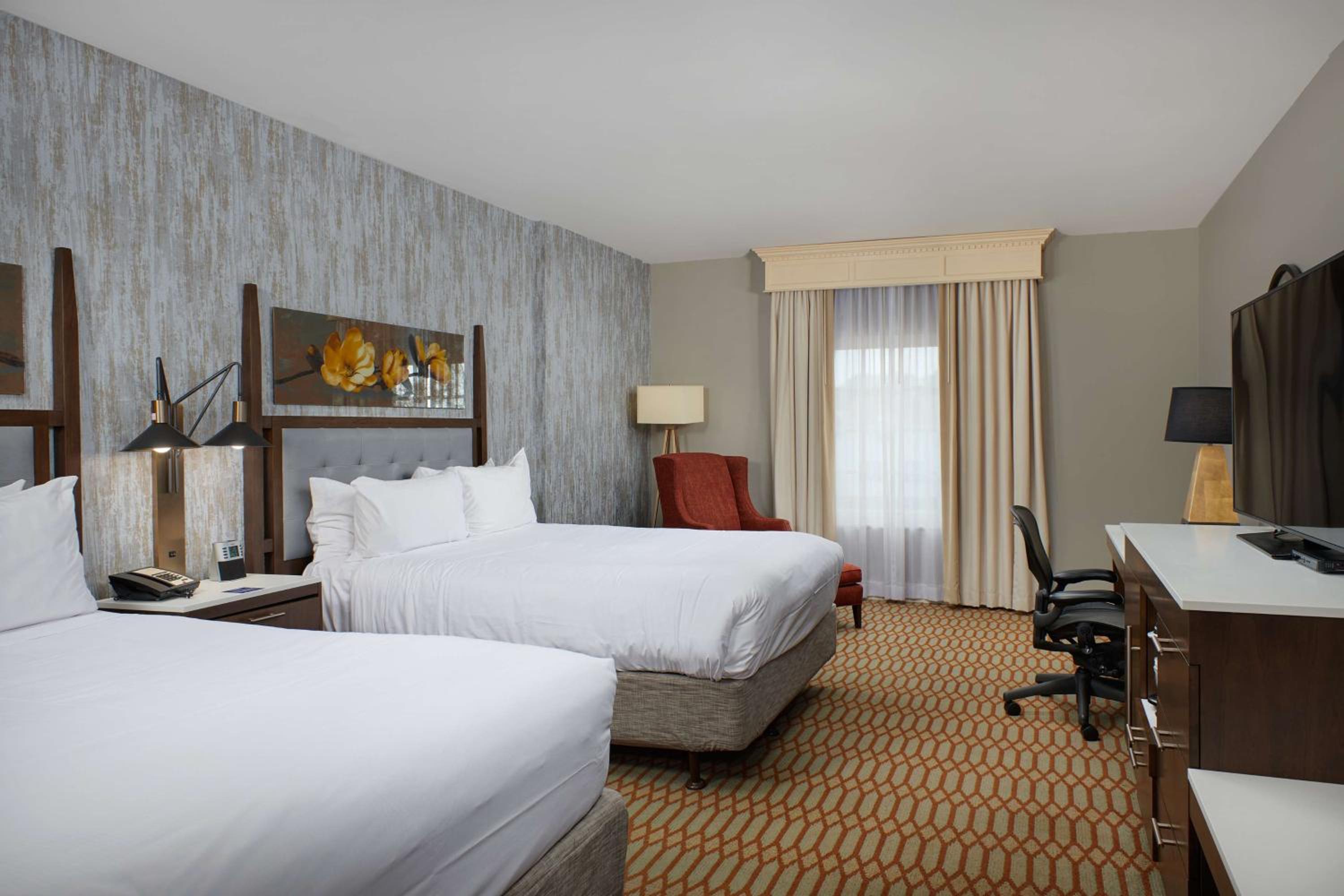 Queen Room with Two Queen Beds - Photo 4