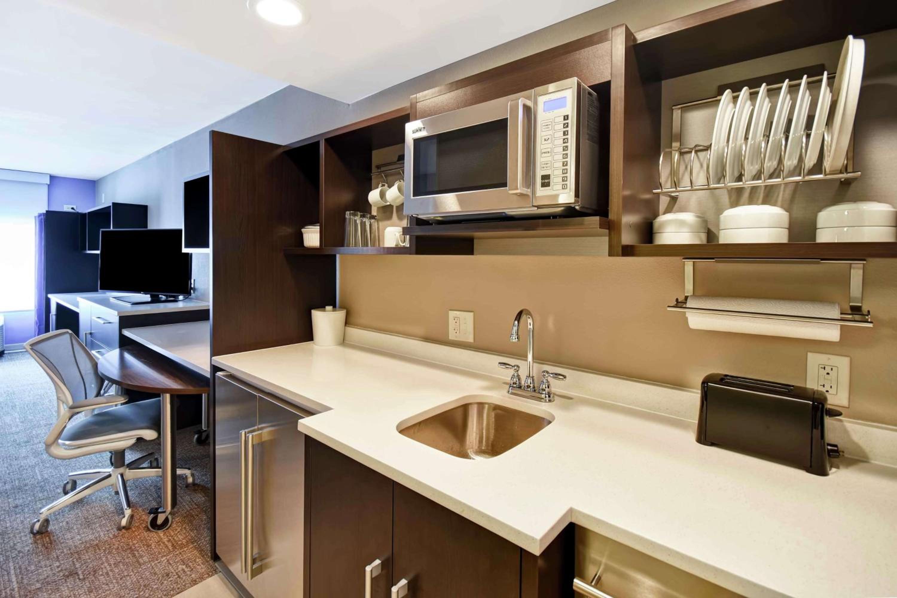 King Studio Suite - Non-Smoking - Photo 5