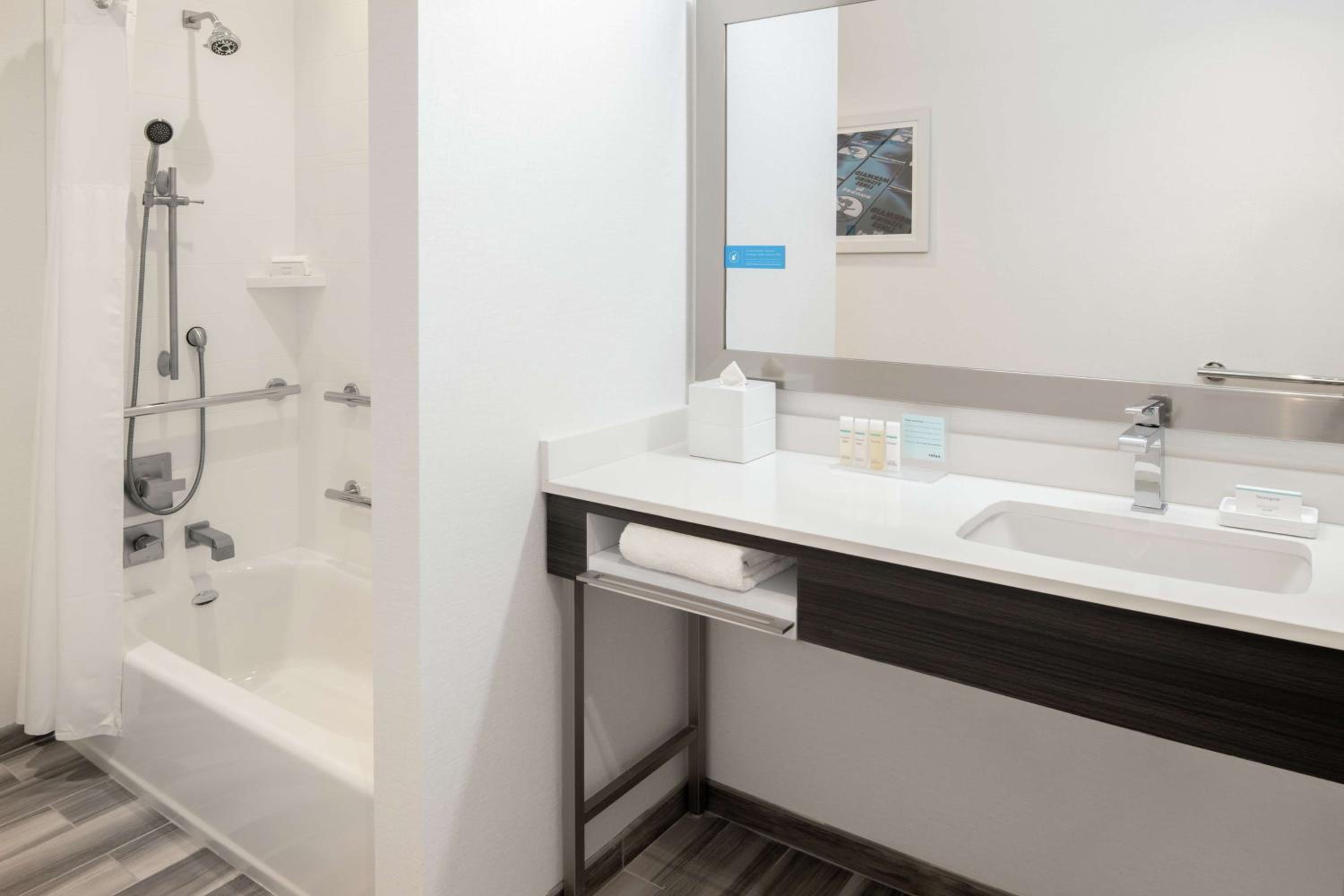 King Room with Bath Tub - Mobility/Hearing Accessible - Non-Smoking
