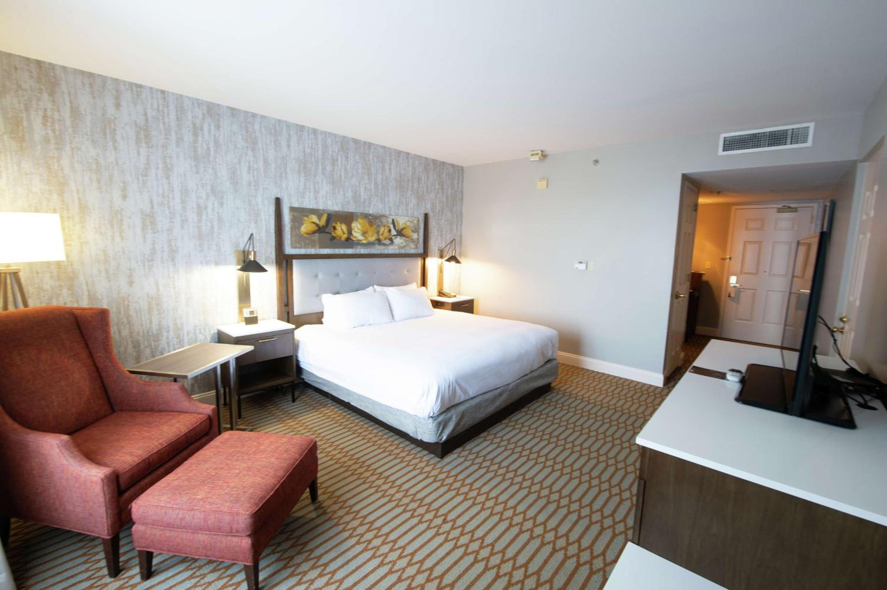 King Room with Roll-In Shower - Mobility and Hearing Access photo 3