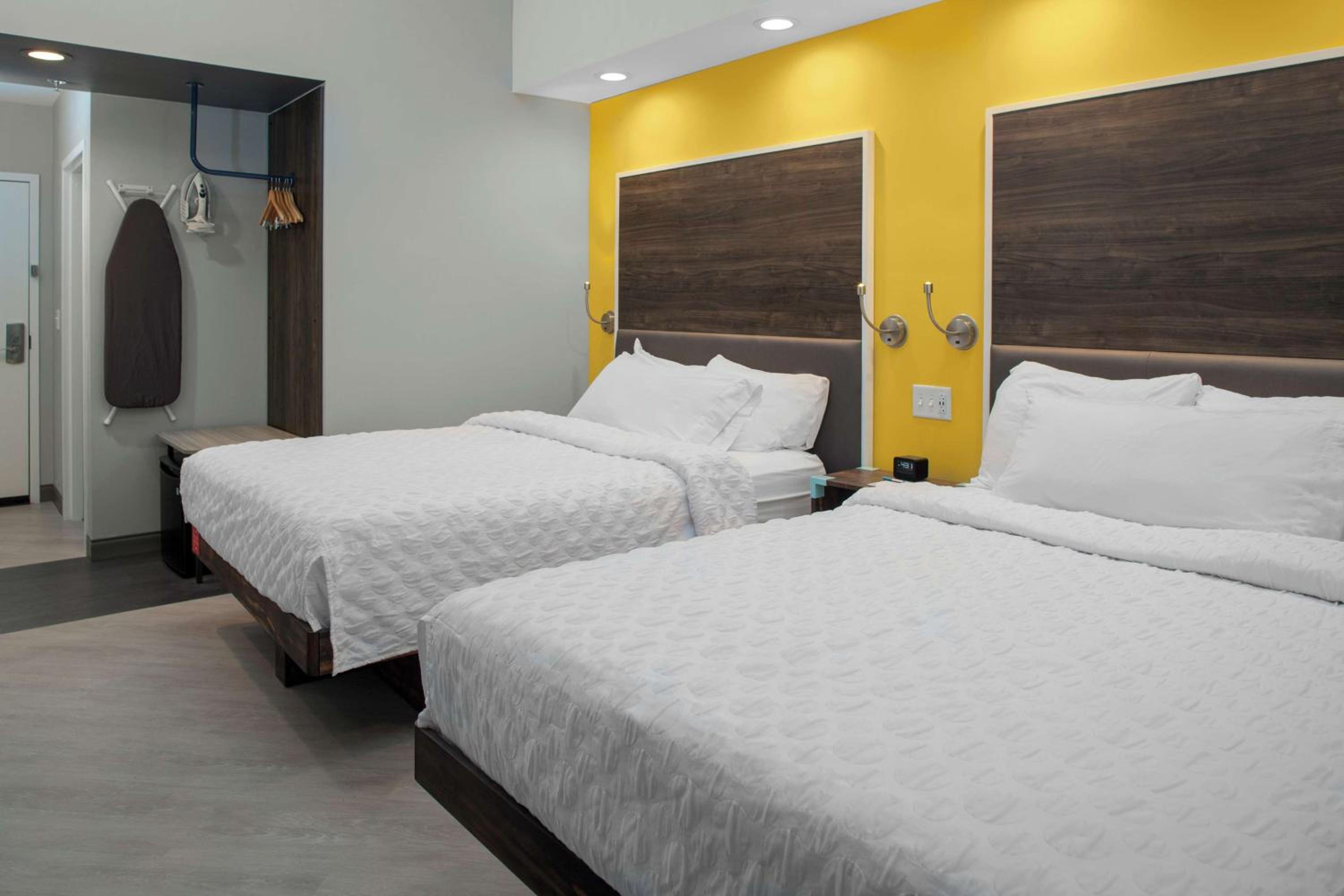 Queen Room with Two Queen Beds - Hearing Access photo 1
