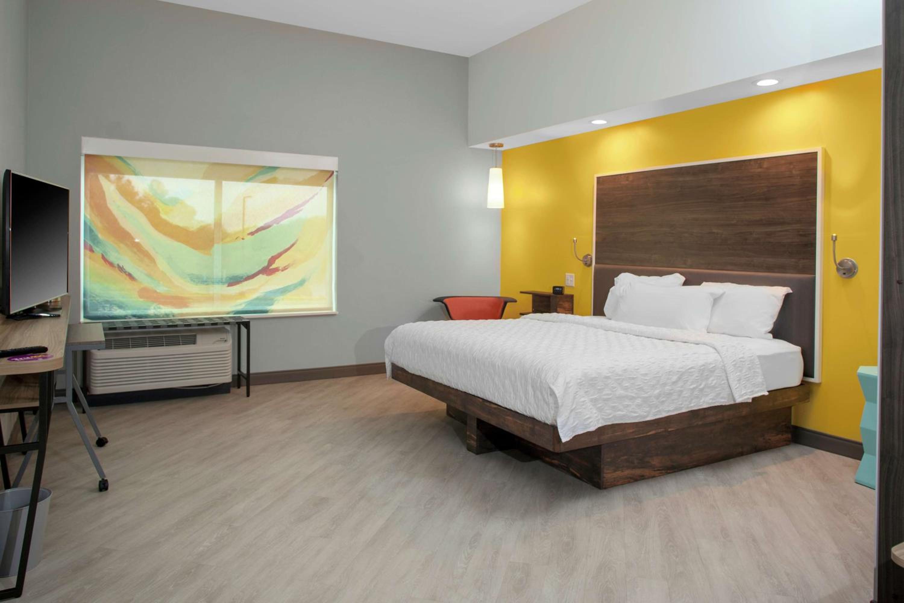 King Room with Accessible Tub - Mobility Access photo 2