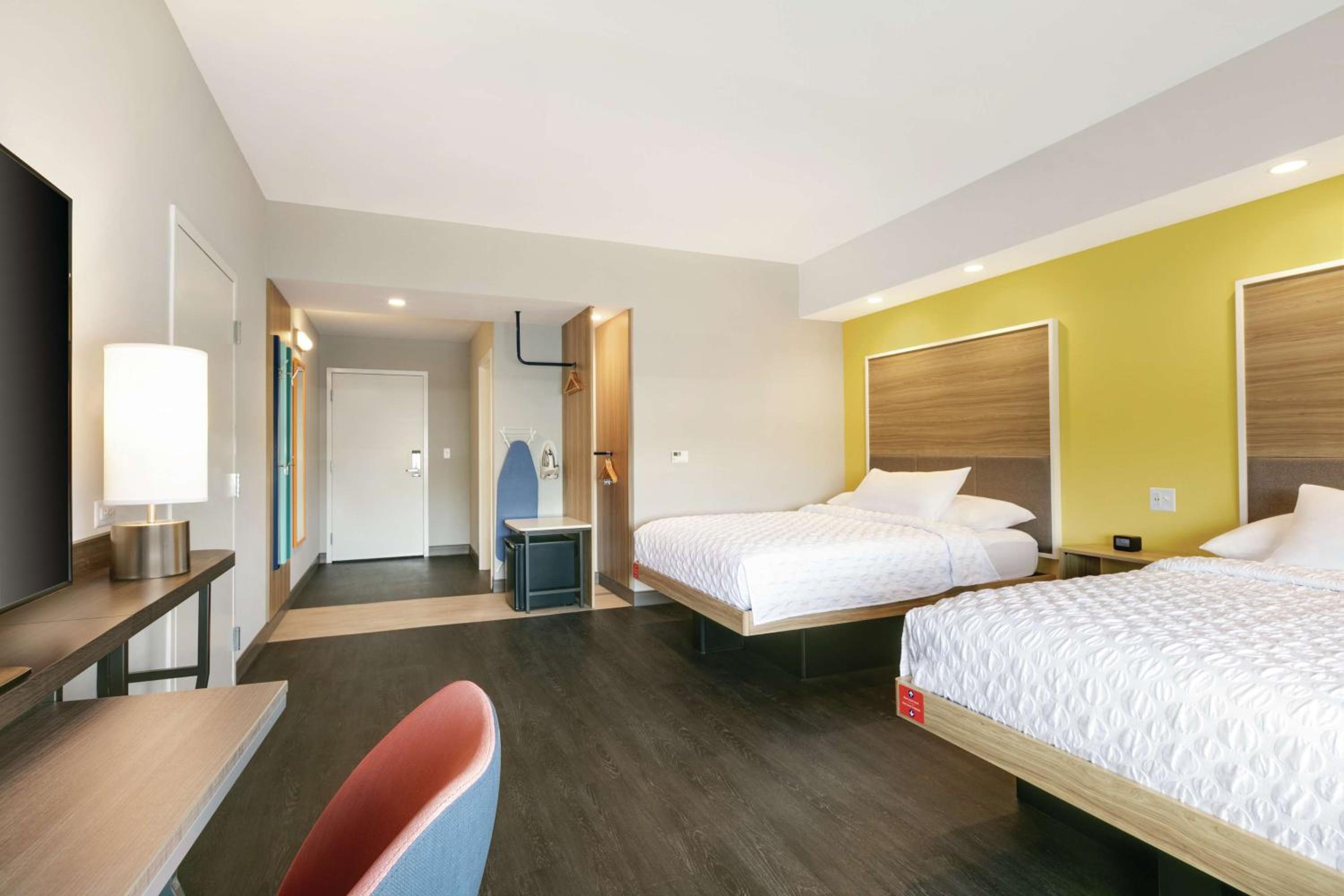 Queen Room with Two Queen Beds - Mobility and Hearing Access photo 3