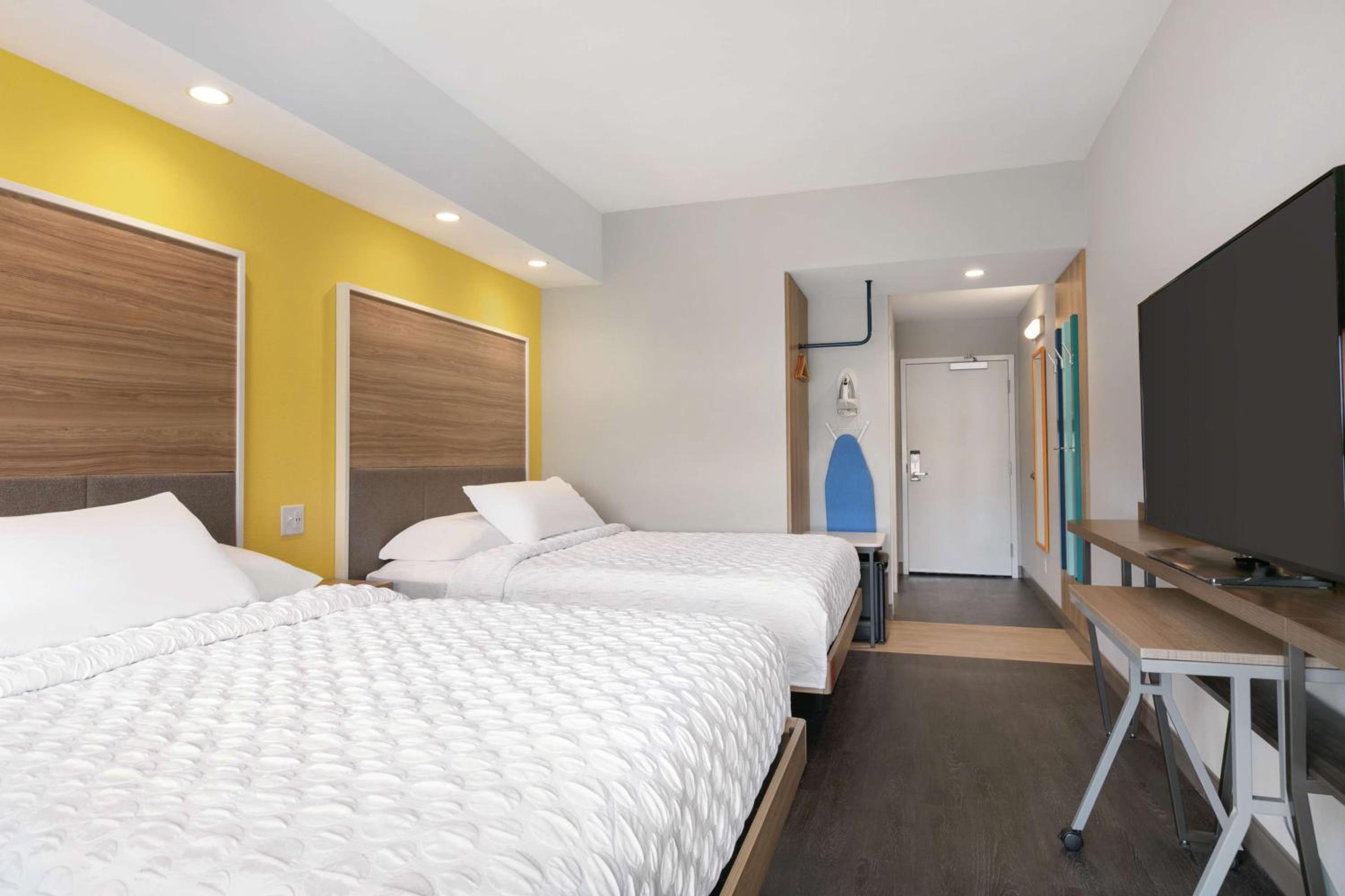 Queen Room with Two Queen Beds photo 3