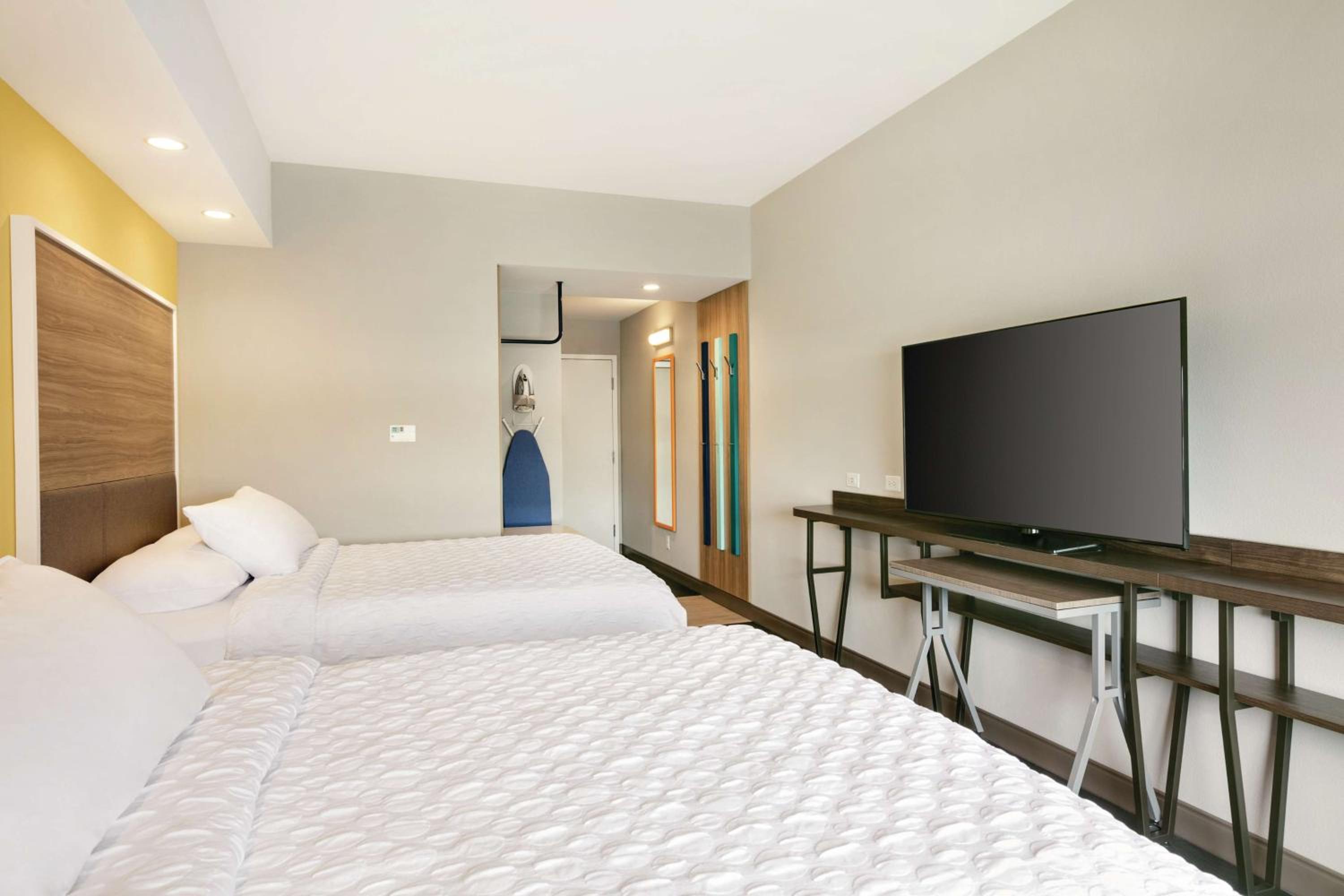 Queen Room with Two Queen Beds - Hearing Access photo 3