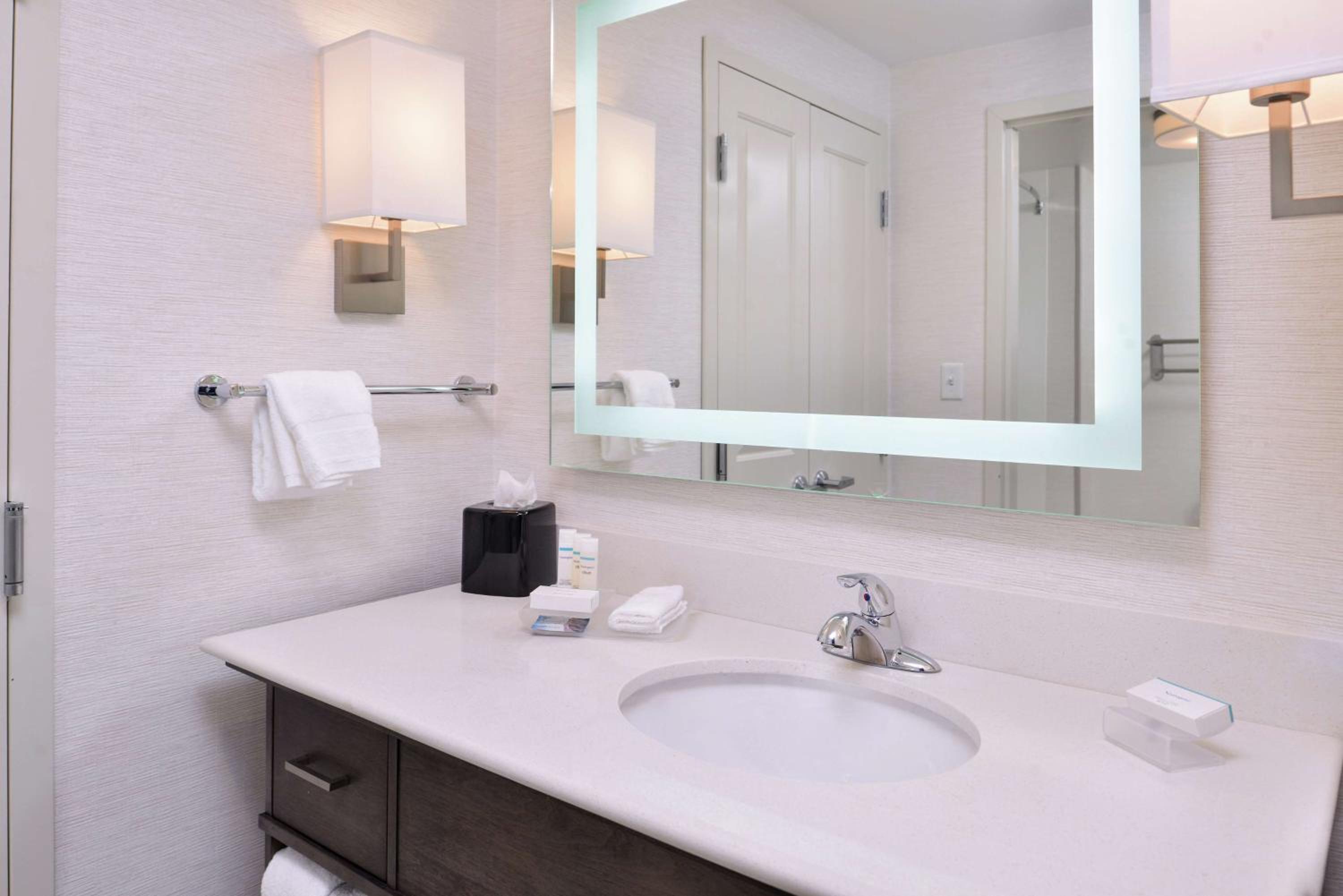 Queen Suite with Two Queen Beds - Hearing Access/Non-Smoking photo 2