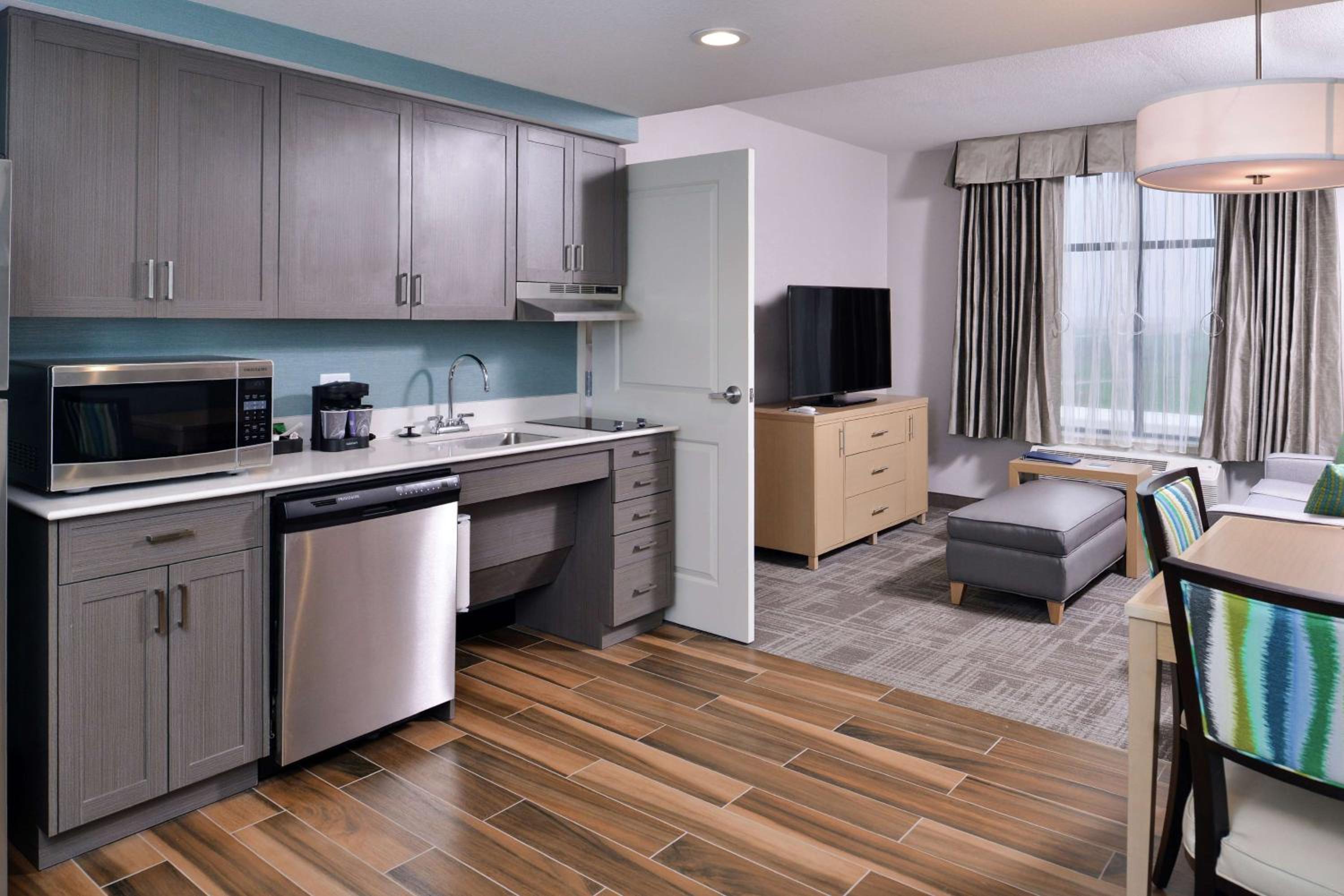 Queen Suite with Two Queen Beds - Hearing Access/Non-Smoking photo 3