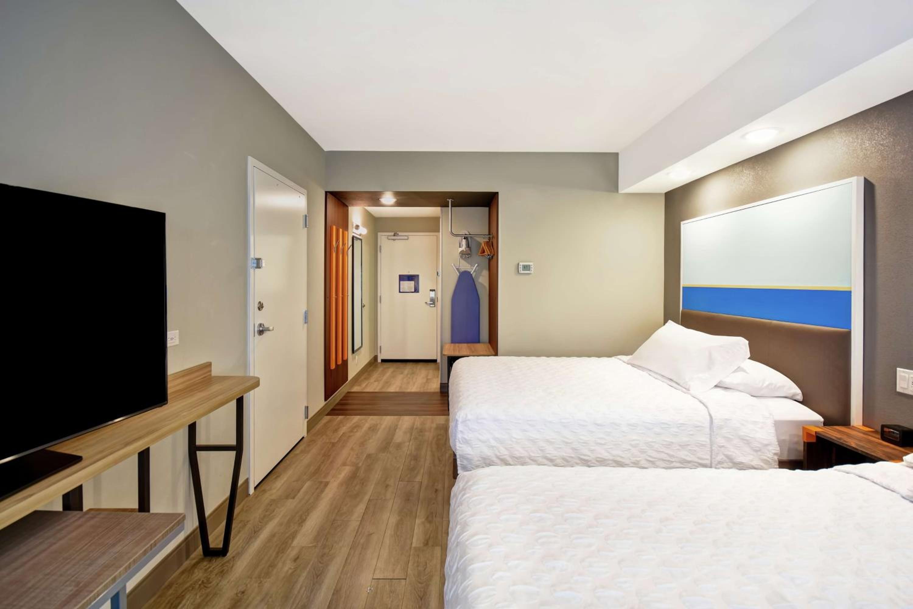 Queen Room with Two Queen Beds photo 1