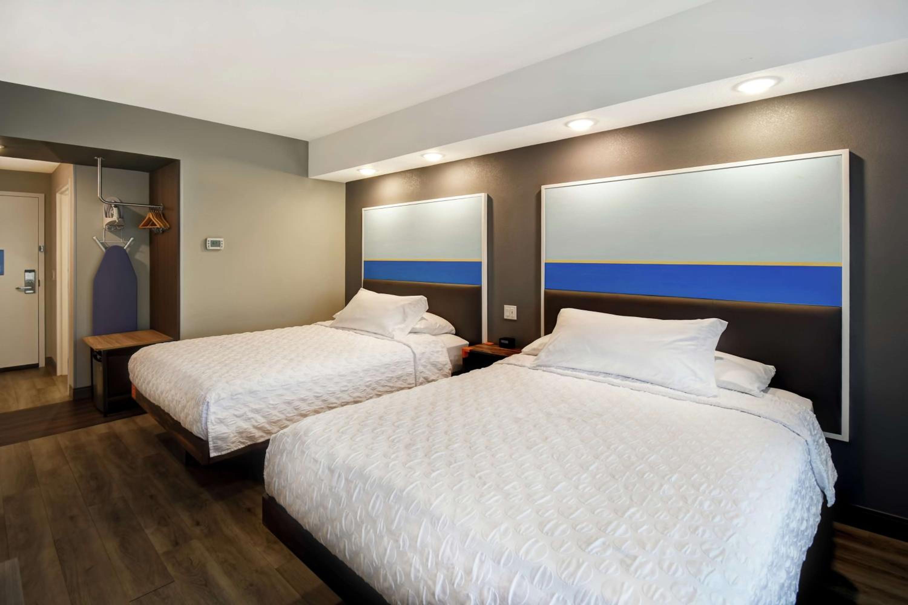 Queen Room with Two Queen Beds - Mobility Access photo 2