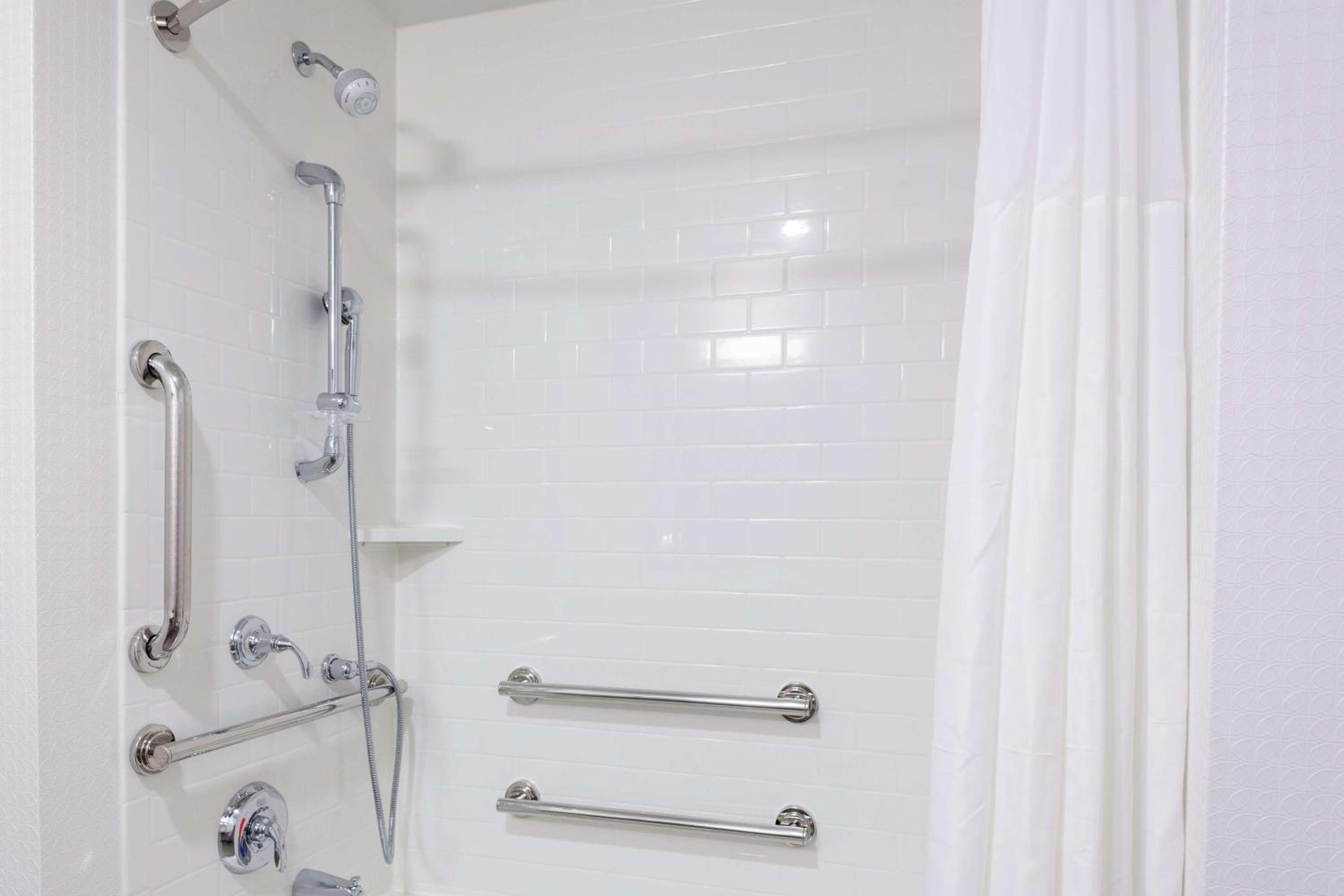 King Room with Roll-In Shower - Mobility Access/Non-Smoking