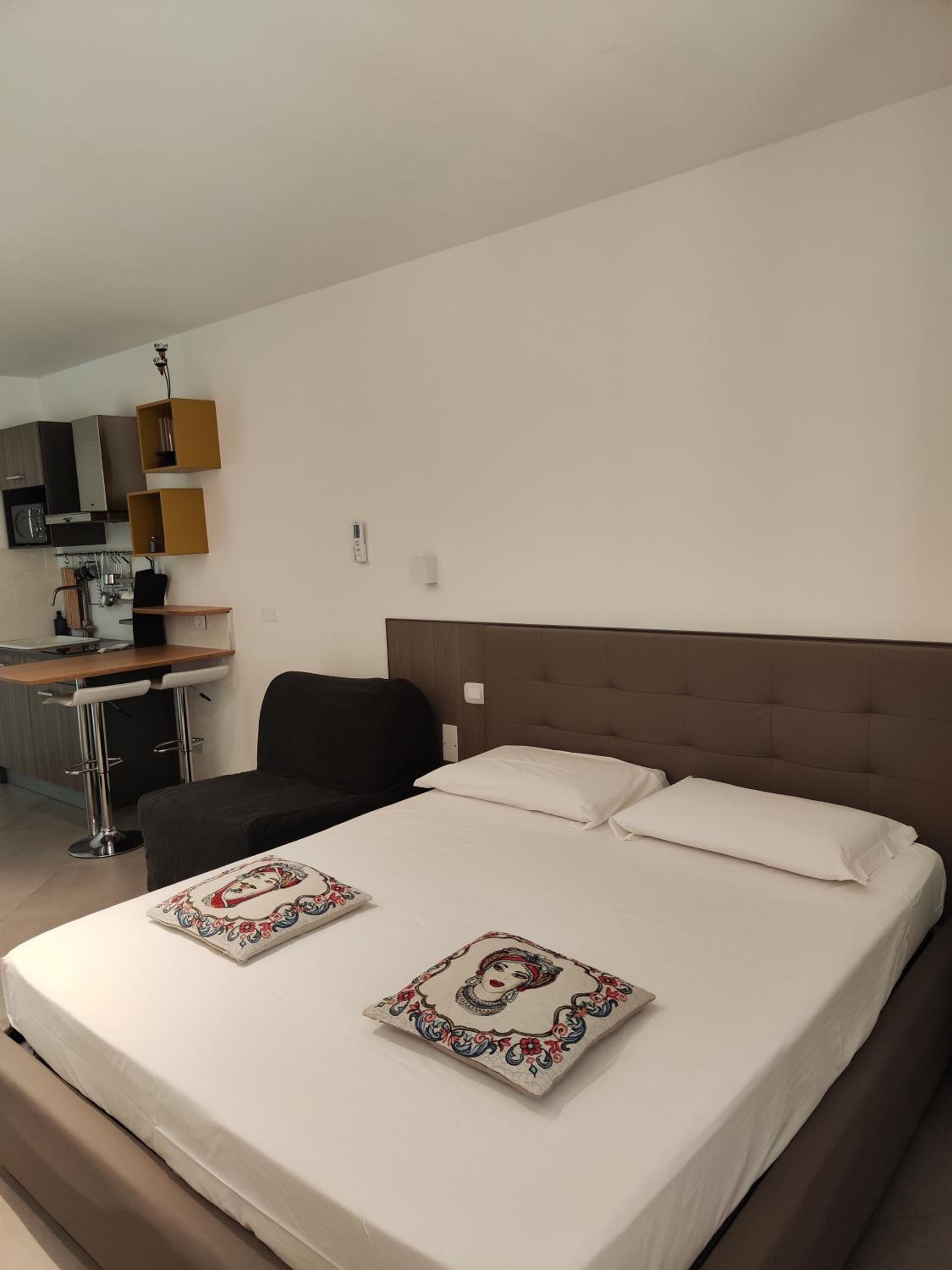 Triple Room with Balcony - Photo 24