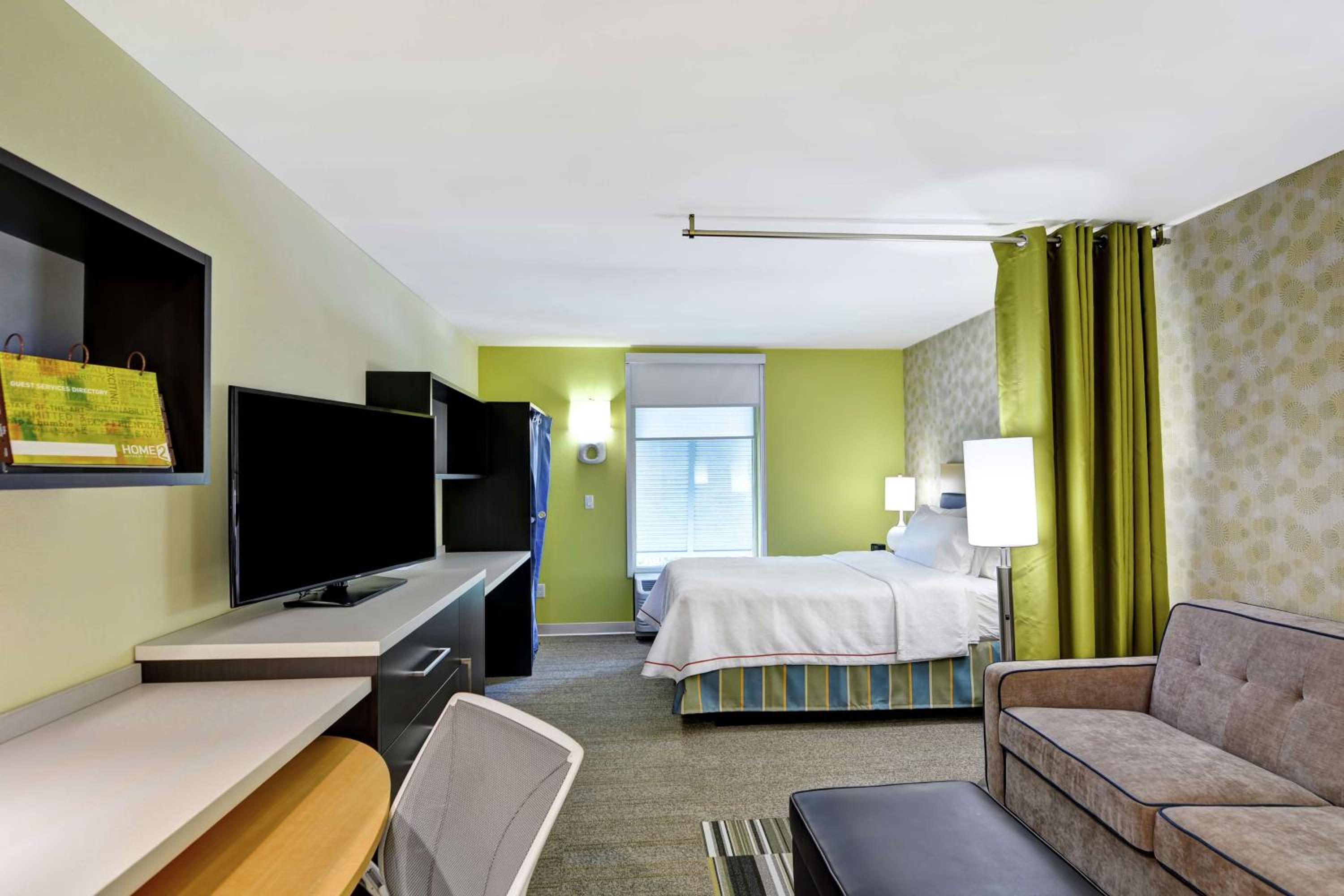Suite, 1 Queen Bed, Accessible, Bathtub