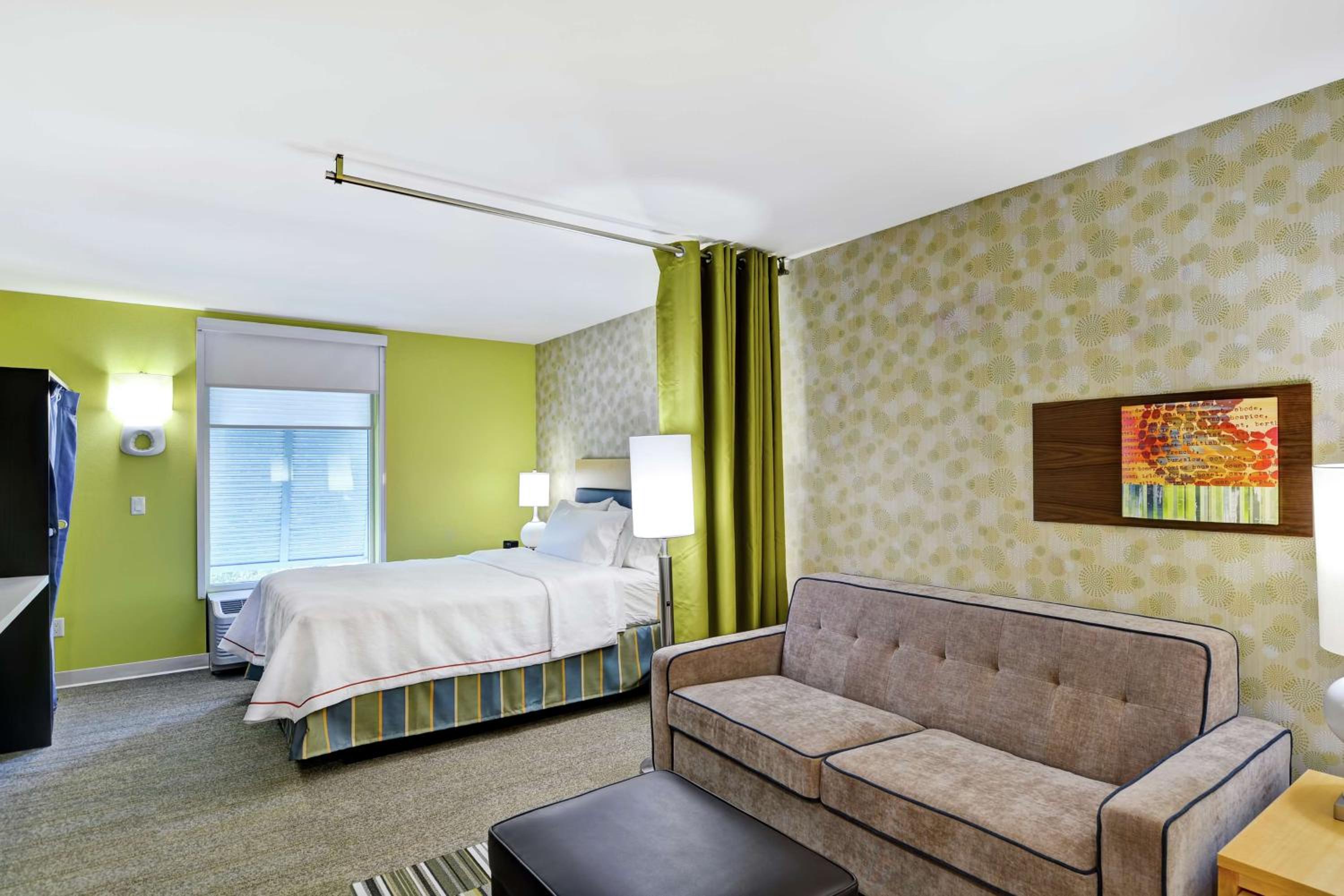 Suite, 1 Queen Bed, Accessible, Bathtub