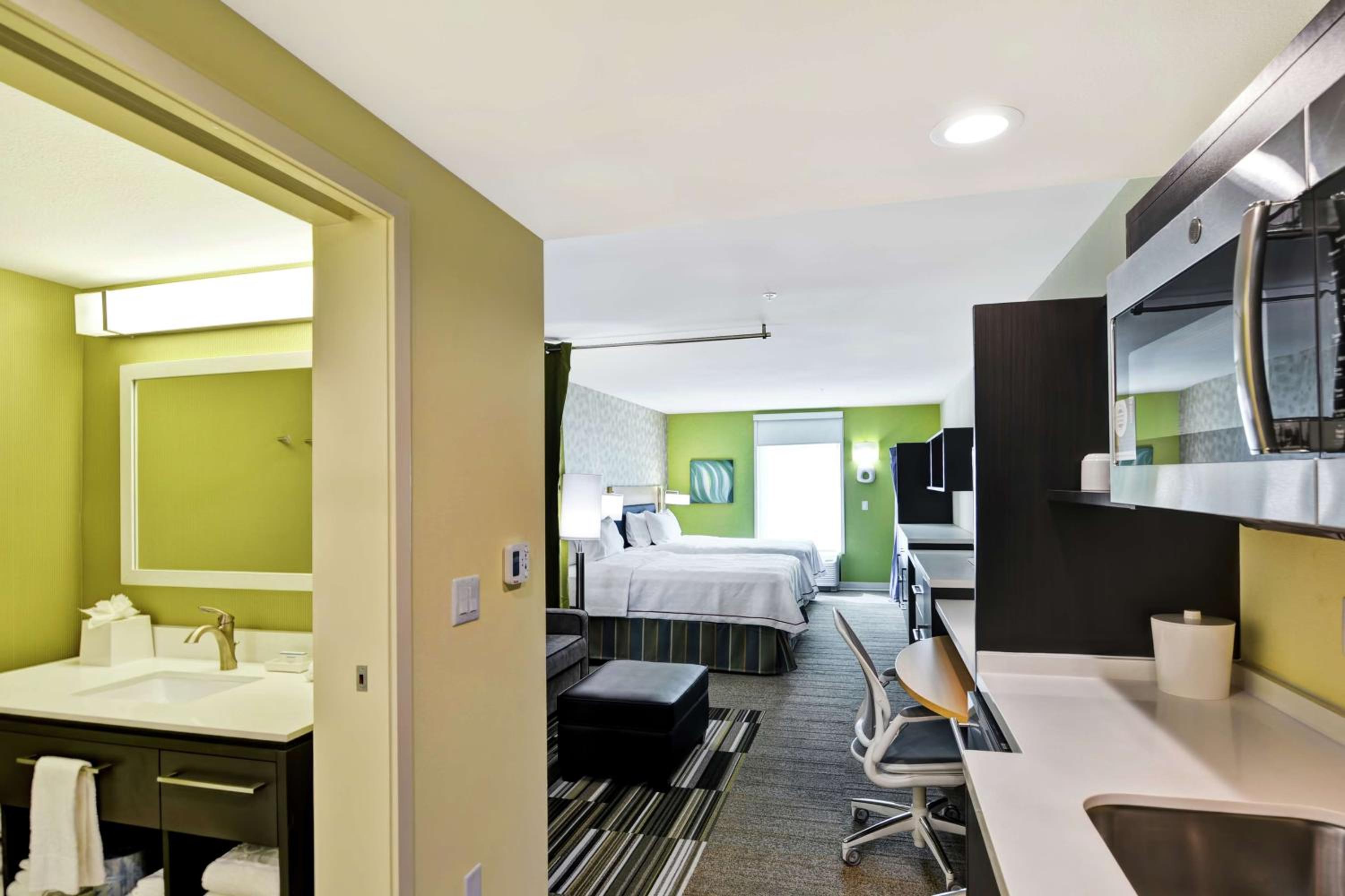 Queen Suite with Roll-In Shower - Mobility and Hearing Access/Non-Smoking