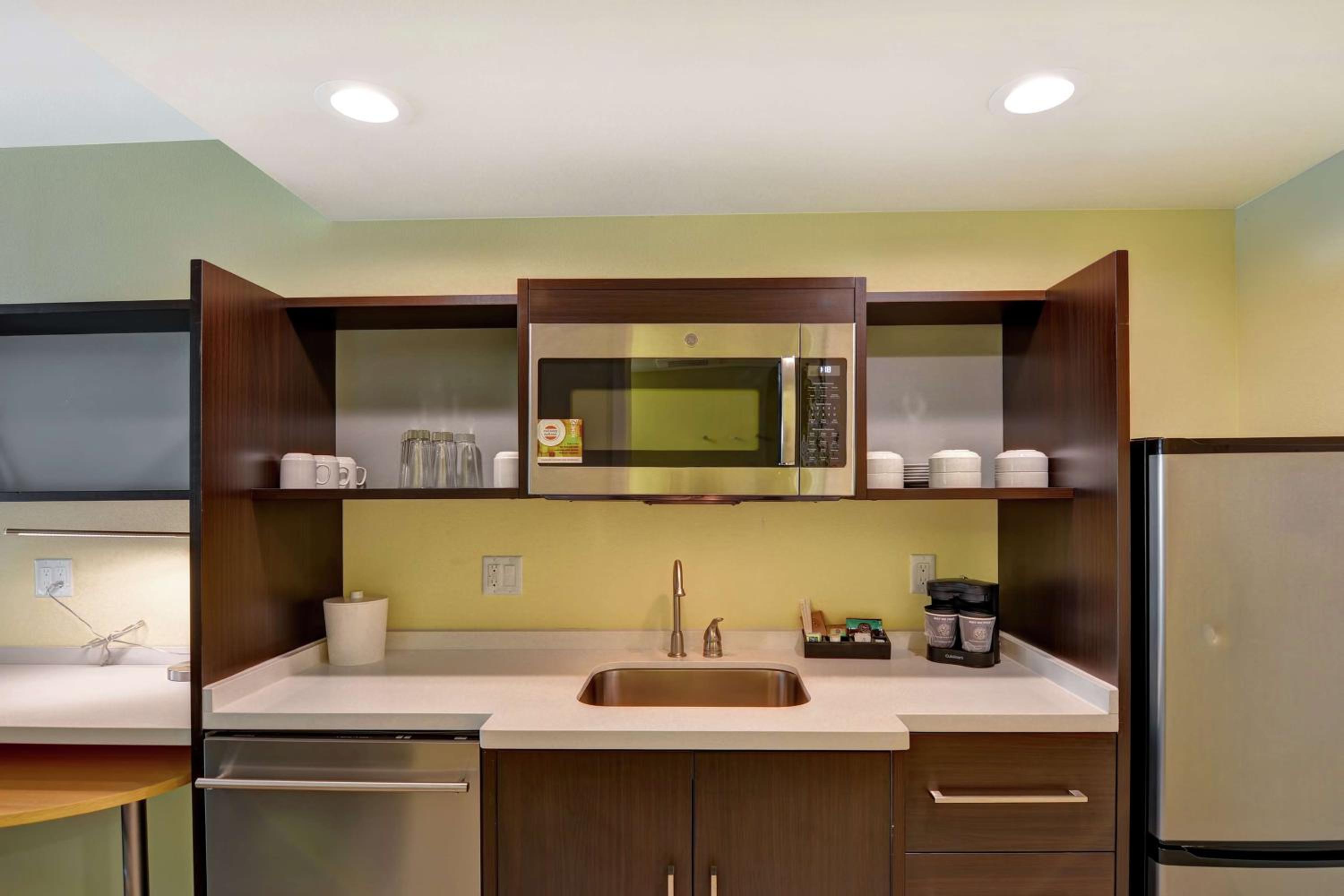 Queen Suite with Roll-In Shower - Mobility and Hearing Access/Non-Smoking