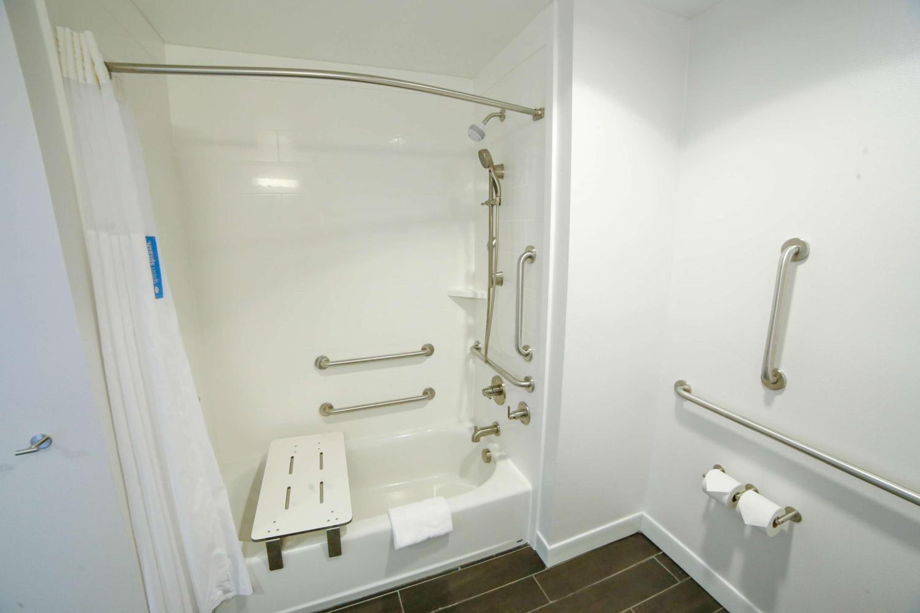 Queen Room with Two Queen Beds - Hearing Access/Non-Smoking photo 2