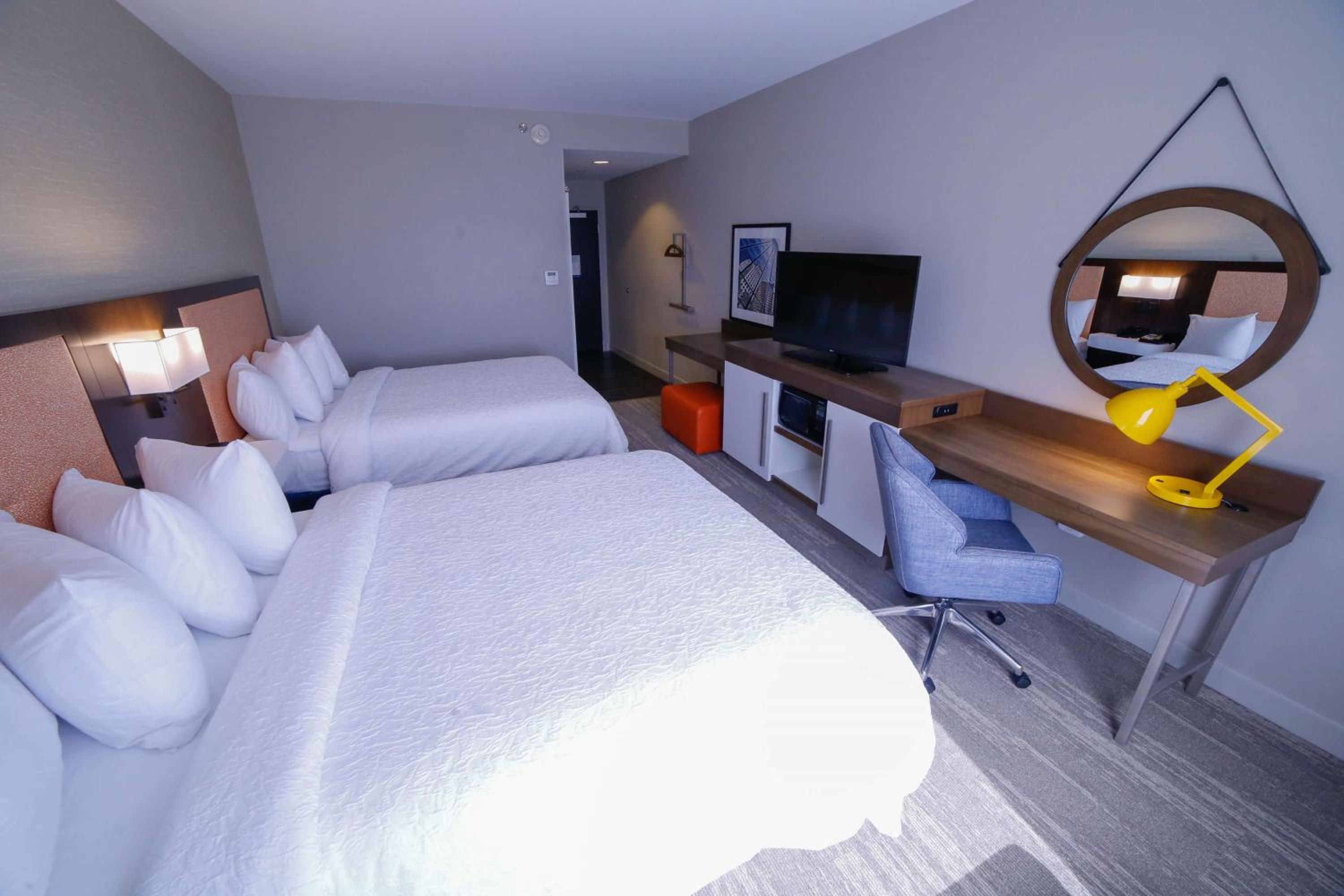 Queen Room with Two Queen Beds - Hearing Access/Non-Smoking photo 3