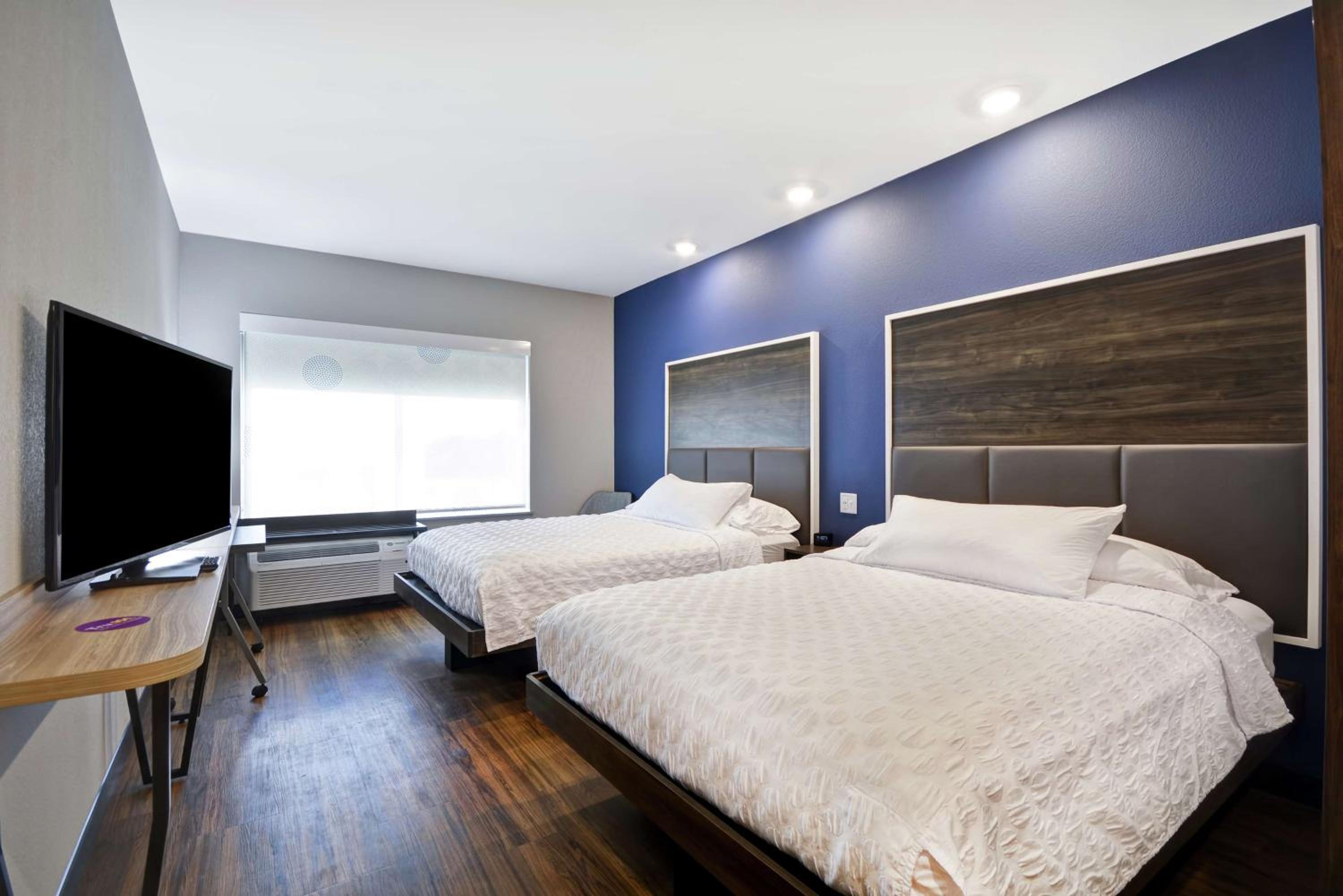 Queen Room with Two Queen Beds photo 1