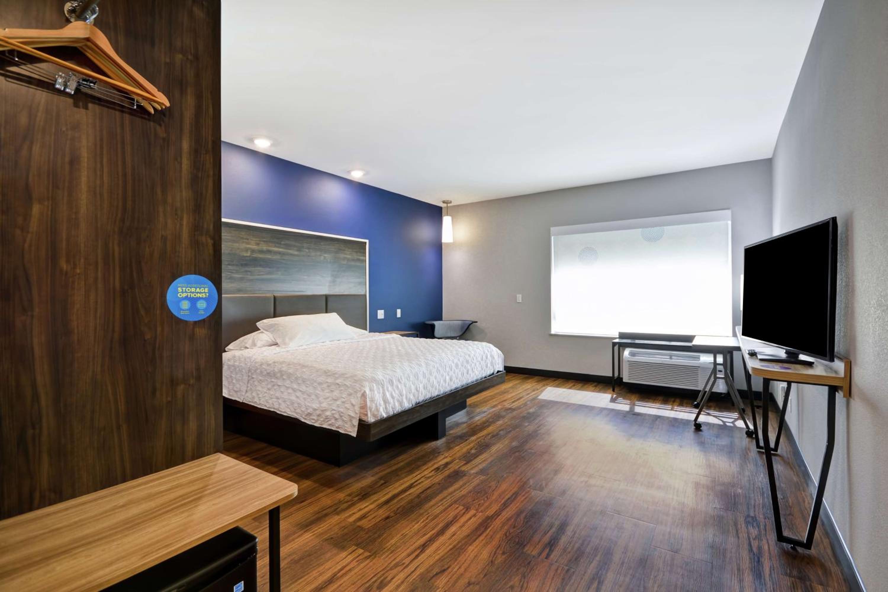 King Room with Accessible Tub - Mobility Access photo 1