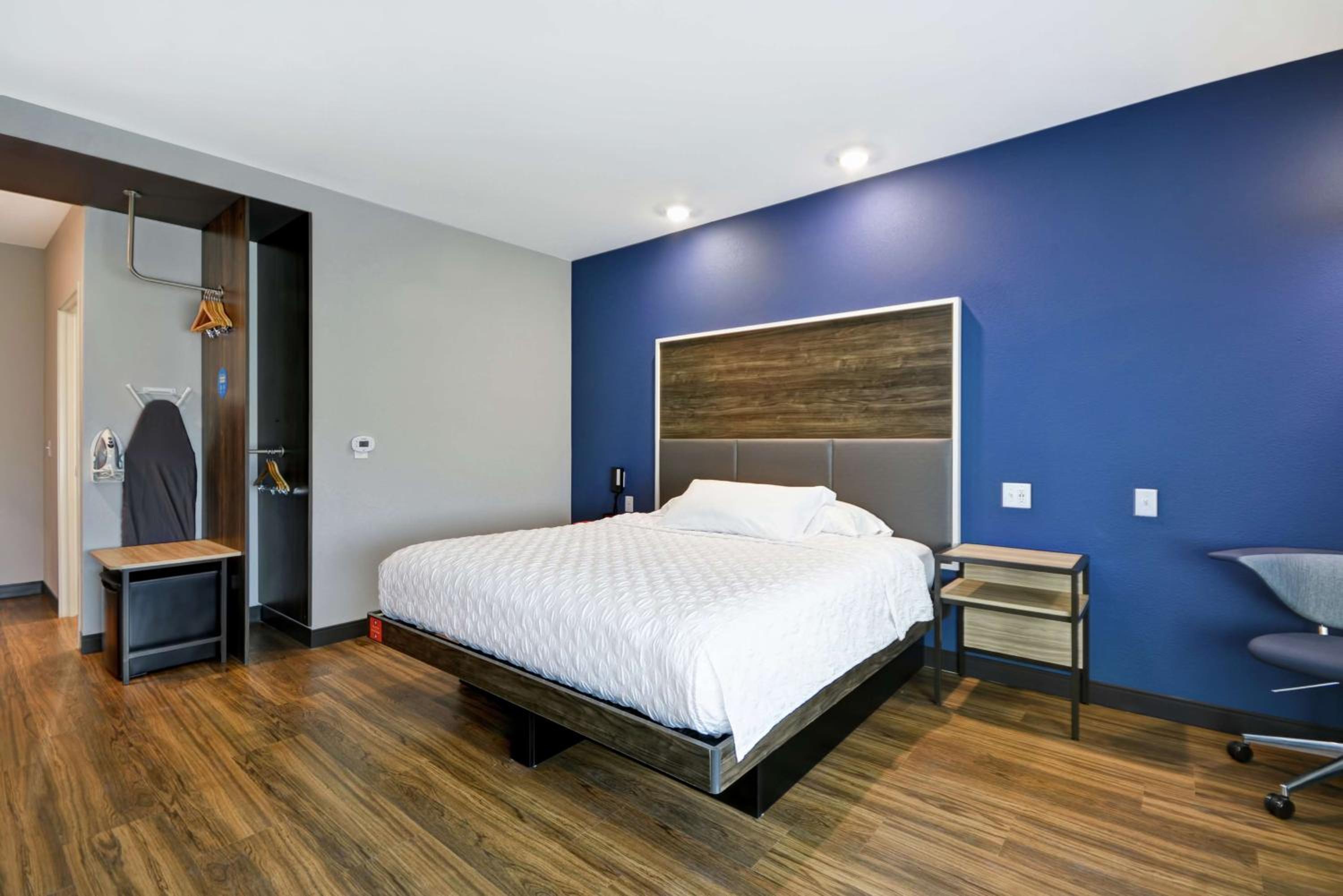 King Room with Accessible Tub - Mobility Access photo 2