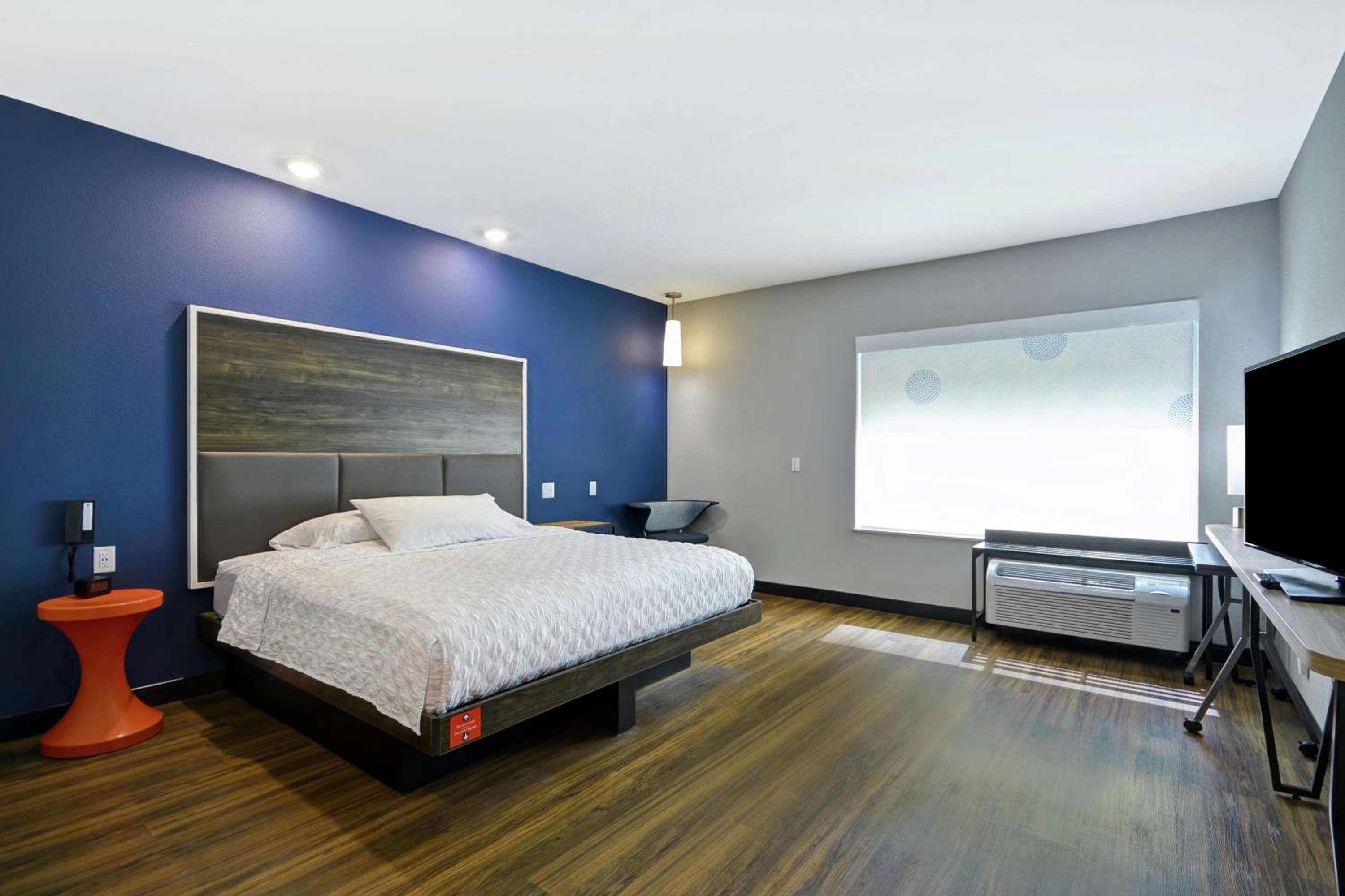 King Room with Accessible Tub - Mobility Access photo 3