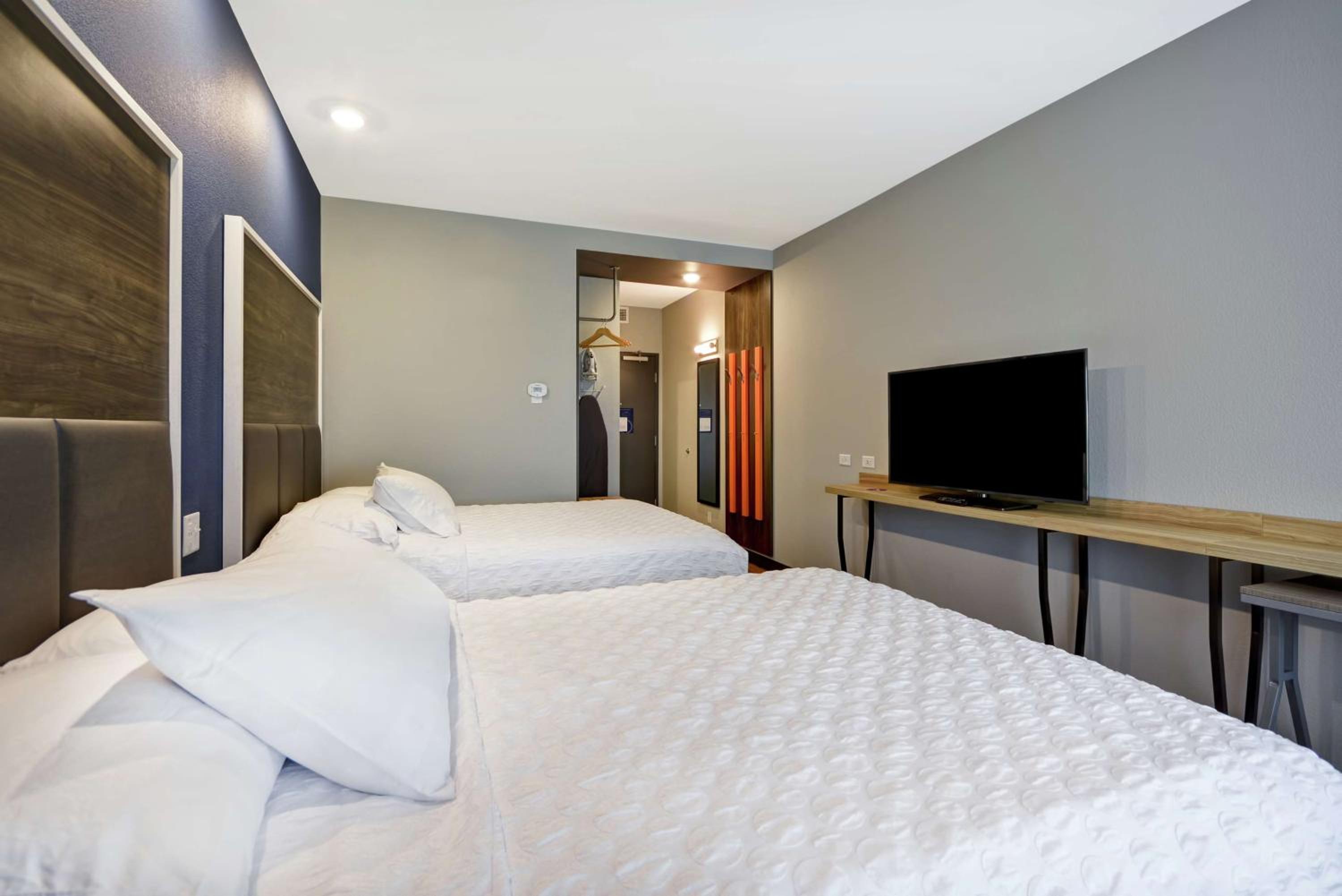 Queen Room with Two Queen Beds photo 2